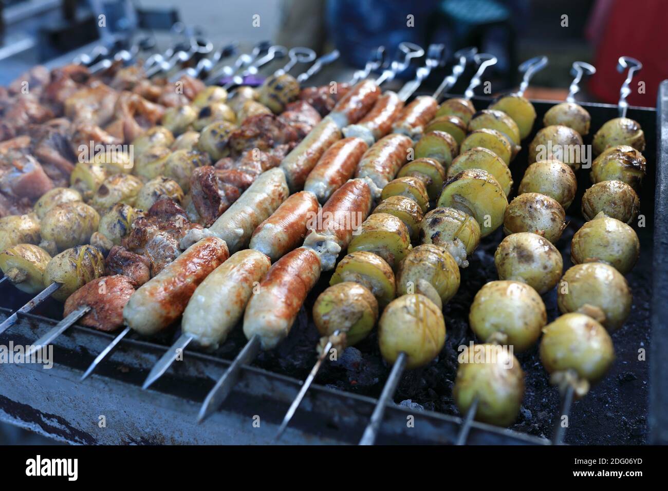 Cuisson de divers kebabs sur des brochettes au pique-nique Banque D'Images