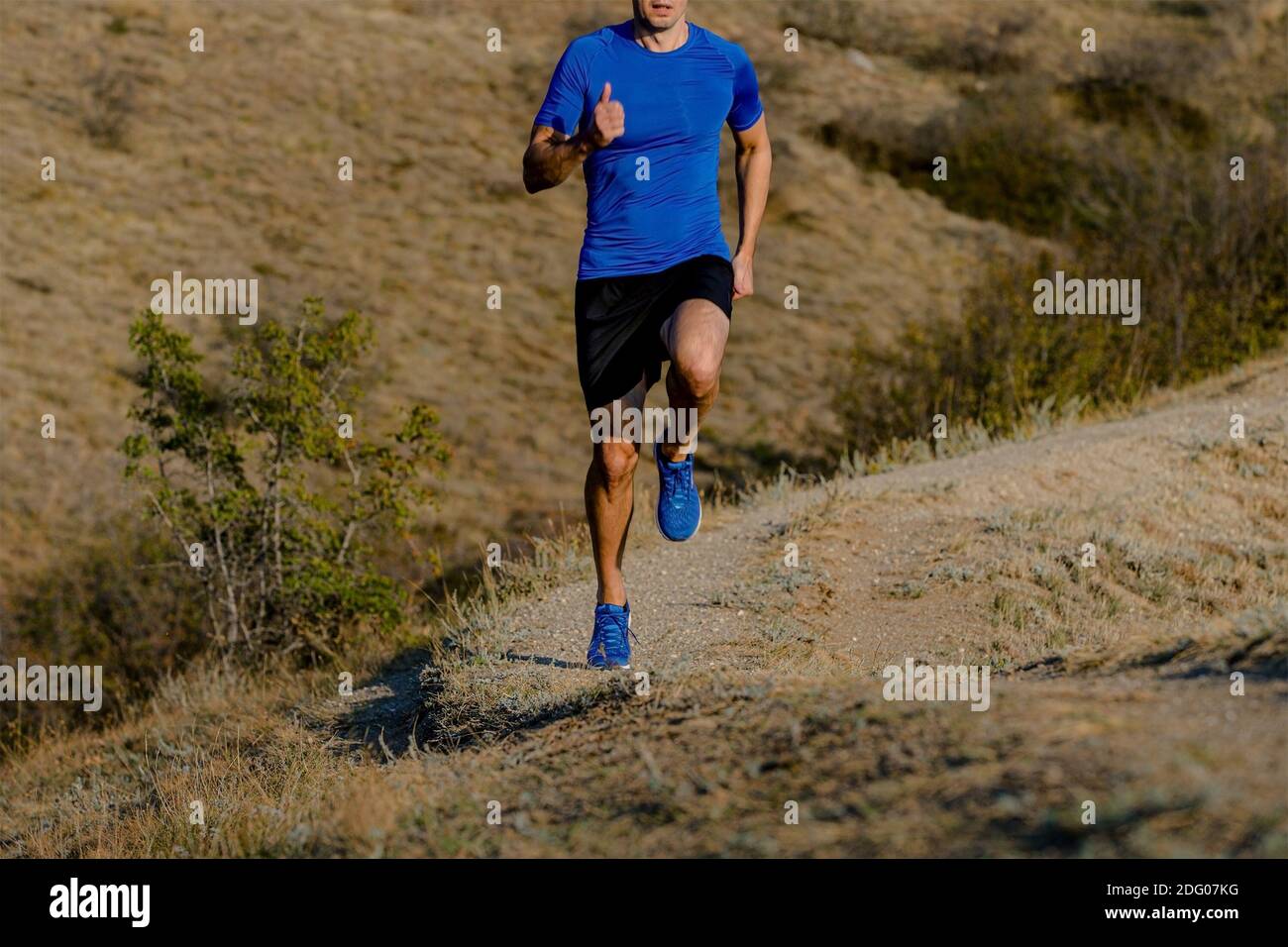un athlète masculin s'entraîne en montée. entraînement sur piste de montagne Banque D'Images