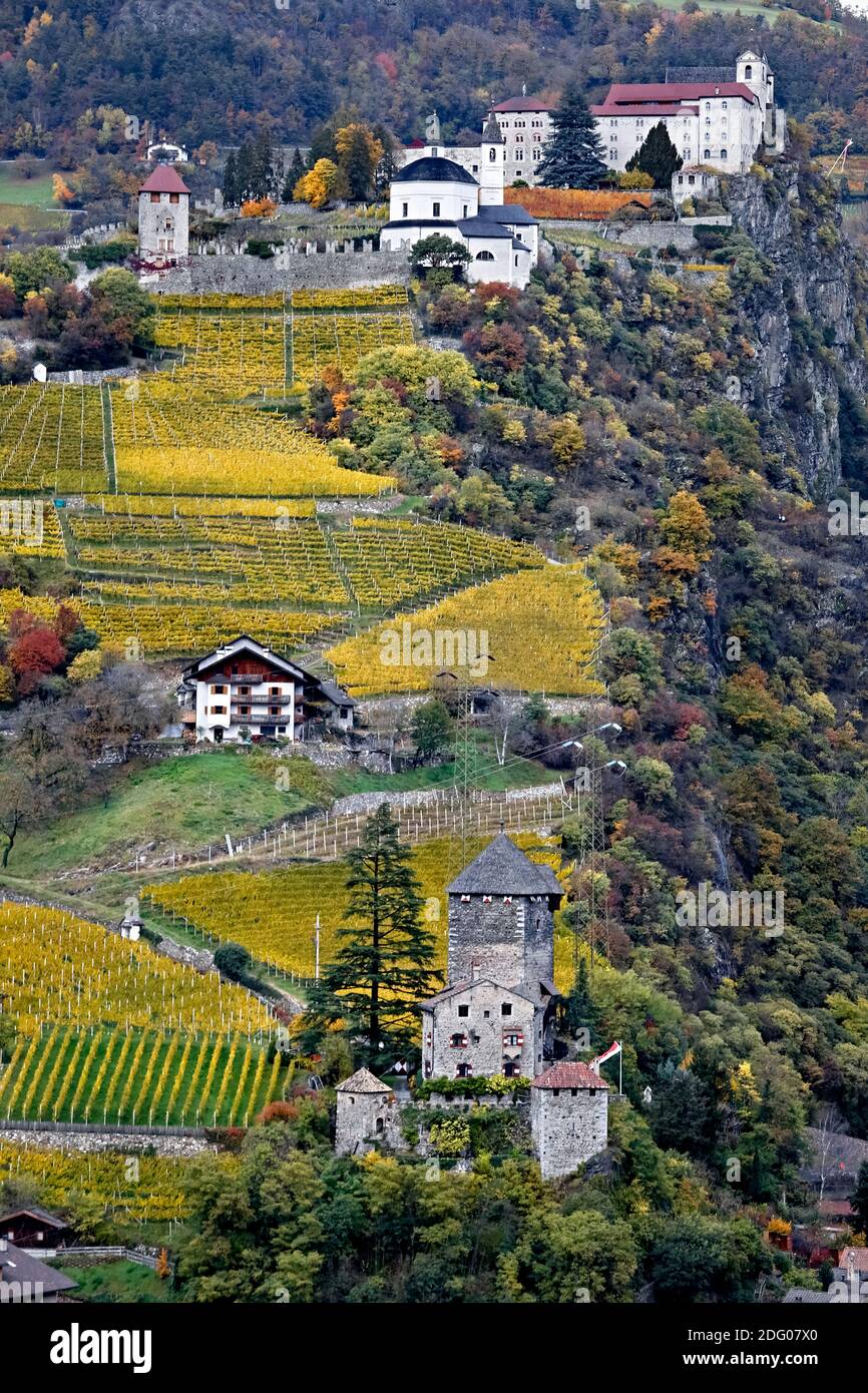 Le monastère de Sabiona et le château de Branzoll. Chiusa, vallée de l'Isarco, province de Bolzano, Trentin-Haut-Adige, Italie, Europe. Banque D'Images