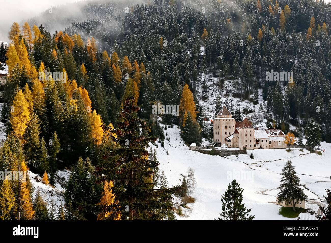 Château GARDENA en automne. Il a été construit en 1641 dans le style Renaissance. Santa Cristina Valgardena, Vallée de Gardena, Tyrol du Sud, Italie. Banque D'Images