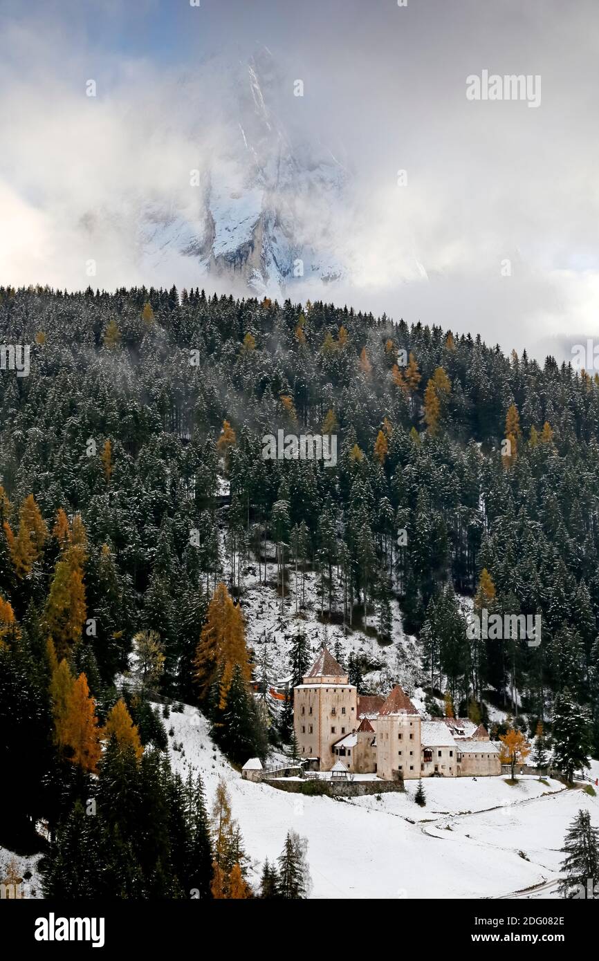 Château GARDENA en automne. Il a été construit en 1641 dans le style Renaissance. Santa Cristina Valgardena, Vallée de Gardena, Tyrol du Sud, Italie. Banque D'Images