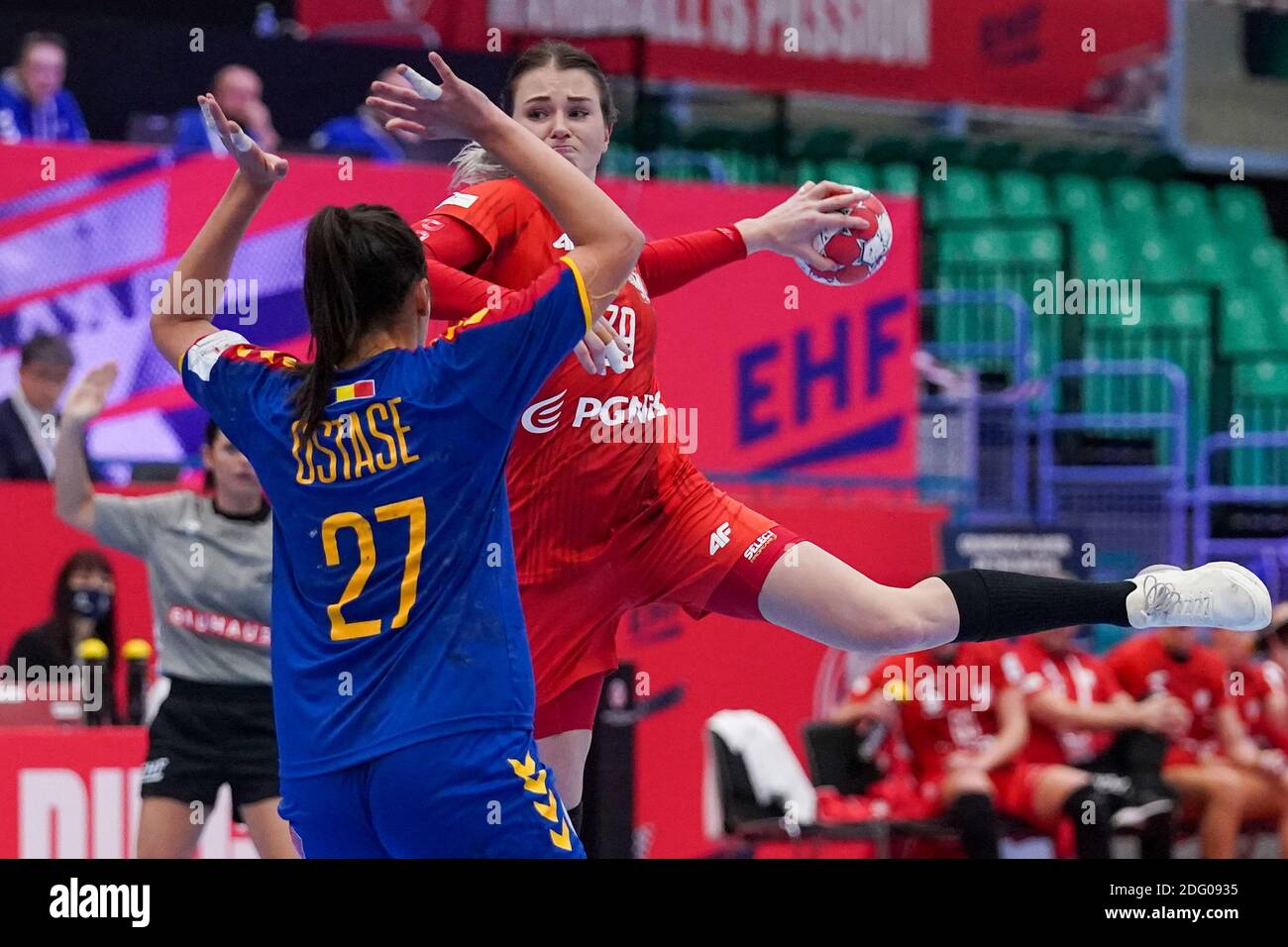 KOLDING, DANEMARK - DÉCEMBRE 5: Lorena Gabriela Ostase #27 de Roumanie, Natalia Nosek #39 de Pologne pendant le match des femmes EHF Euro 2020 entre Polan Banque D'Images
