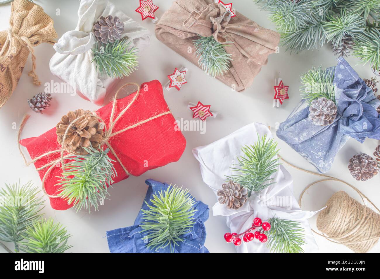 Cadeaux de Noël enveloppés de tissu. Concept réutilisable durable et zéro  déchet, emballage-cadeau textile recyclé. Les traditions de Noël  écologiques et de Photo Stock - Alamy