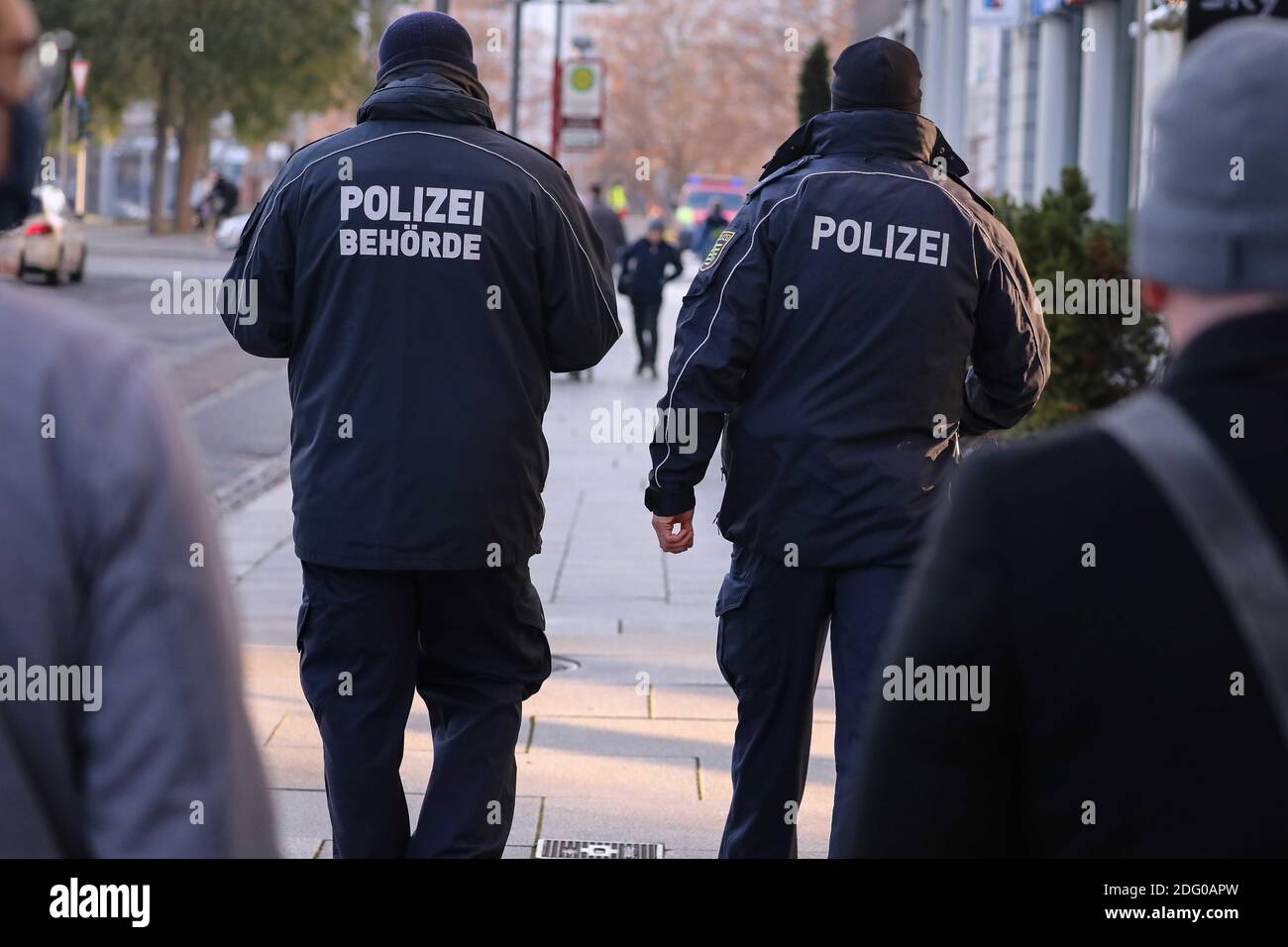 Dresde, Allemagne. 04e décembre 2020. La police et le bureau de l'ordre public contrôlent le respect de l'ordonnance de protection de la couronne saxonne. L'un des objectifs est le contrôle de la bouche et de la couverture nasale dans les zones publiques. Credit: Tino Plunert/dpa-Zentralbild/ZB/dpa/Alay Live News Banque D'Images