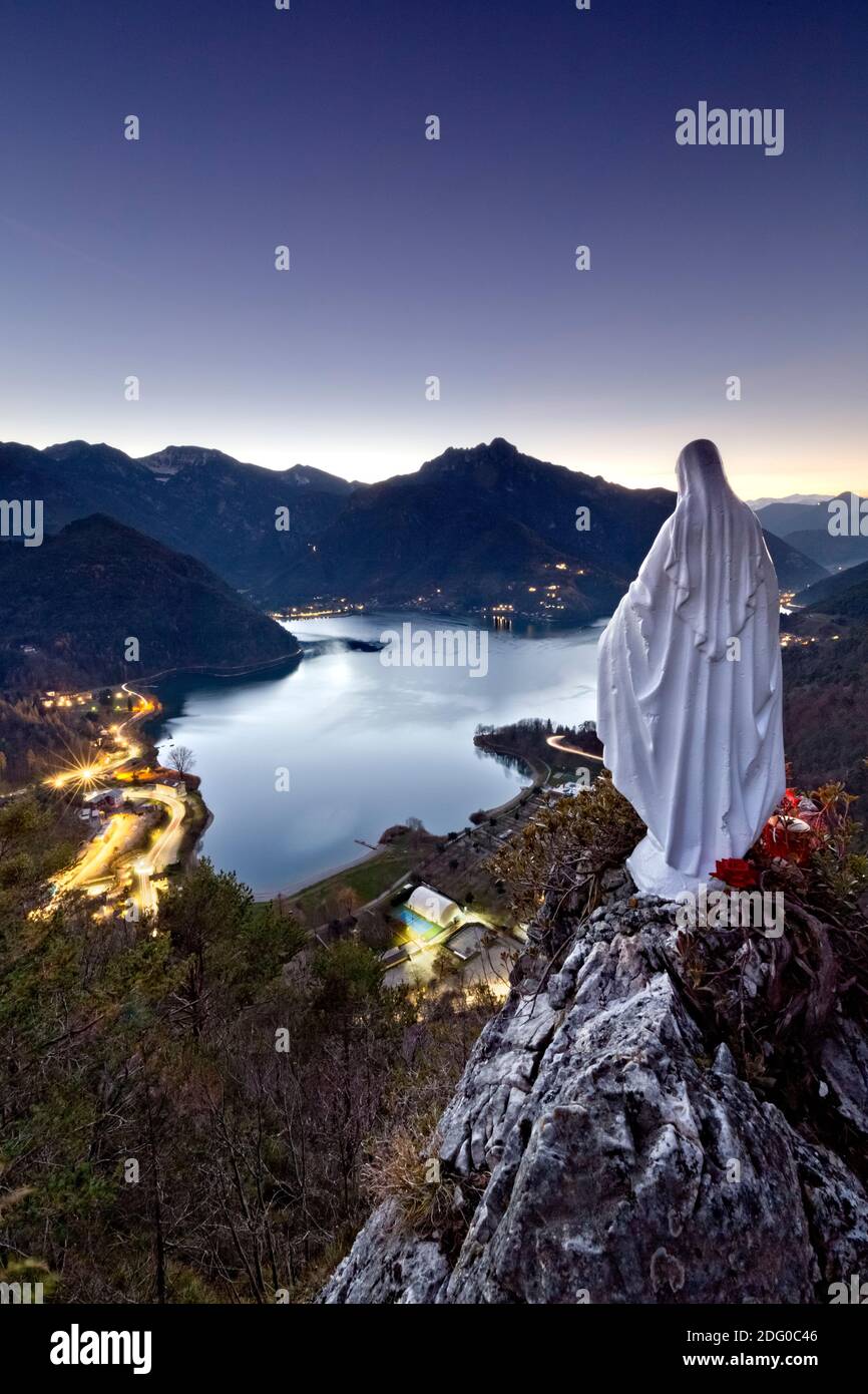 Crépuscule sur la Maddonnina di Besta et le lac Ledro. En arrière-plan, les monts Tremalzo, Sarbano et Corno. Ledro, Trentin, Italie. Banque D'Images