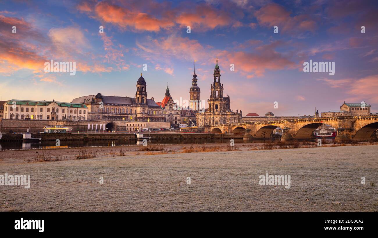 Dresde, Allemagne. Vue panoramique sur la ville de Dresde, en Allemagne, avec la cathédrale de Dresde au beau coucher du soleil. Banque D'Images