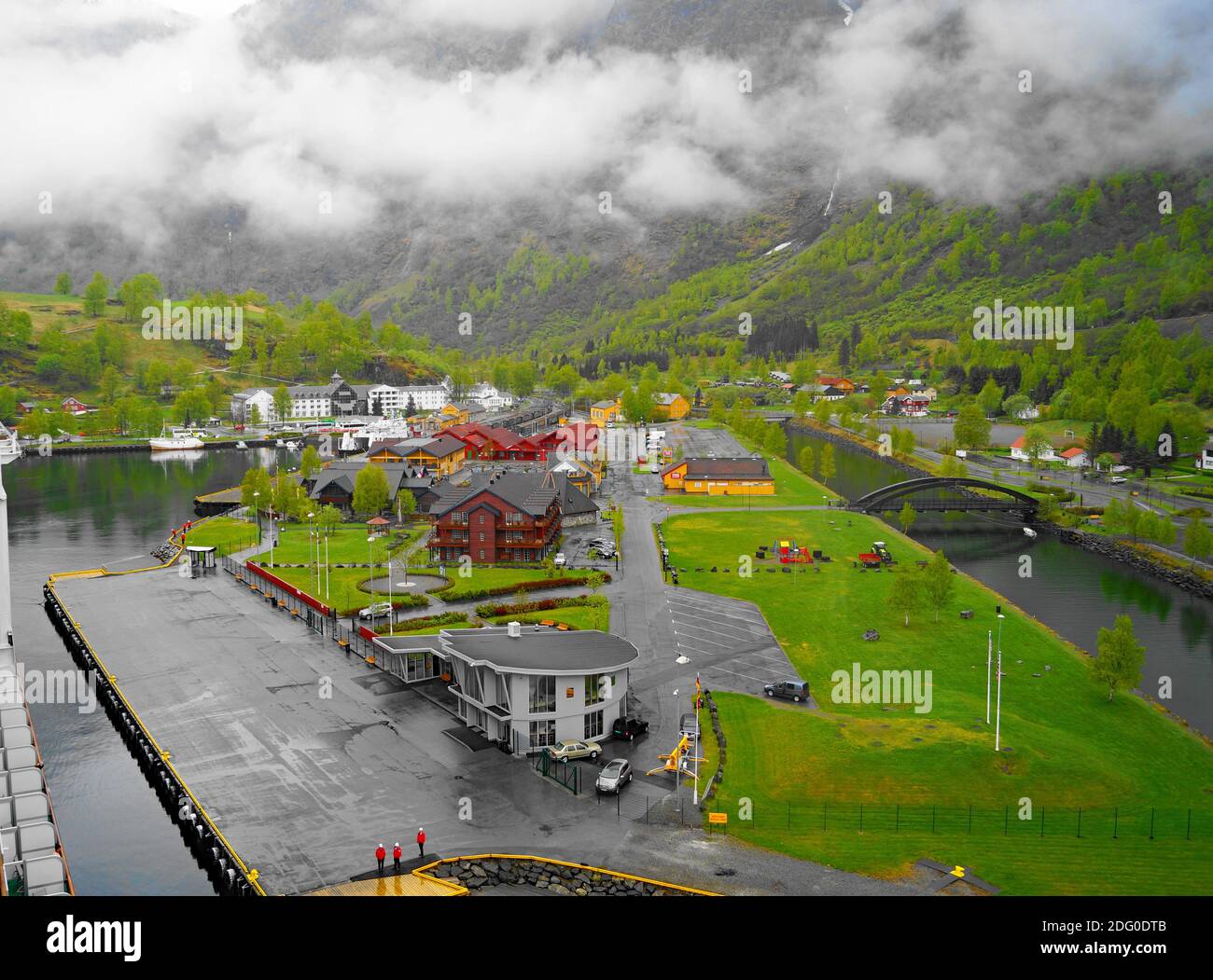 Un paquebot accosté à Flam avec la ville vue d'en haut sur le pont supérieur montrant les bâtiments en bois de la ville lumineuse et naine. Banque D'Images