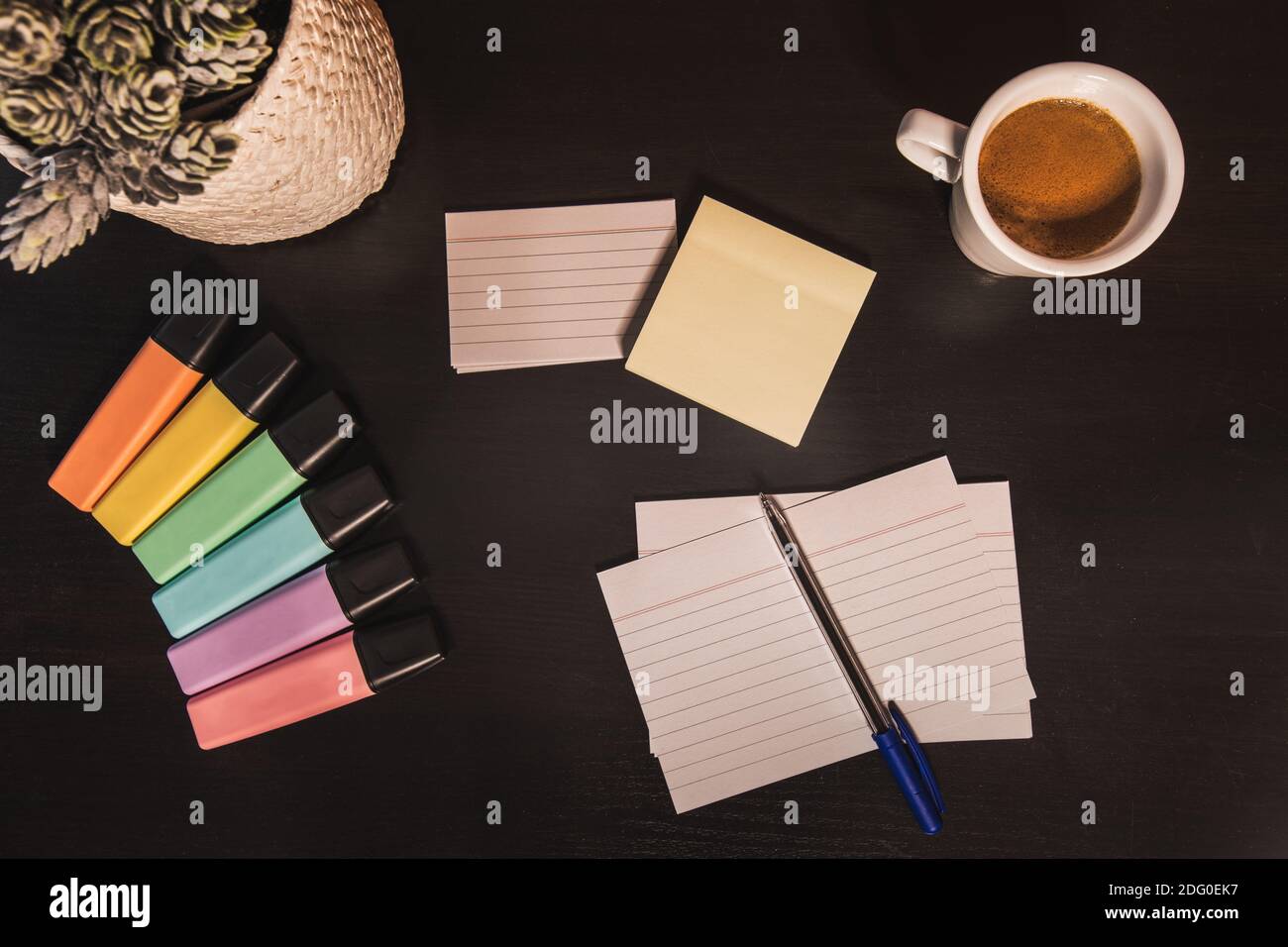 bureau avec notes et stylo pour écrire avec des marqueurs de couleur Banque D'Images