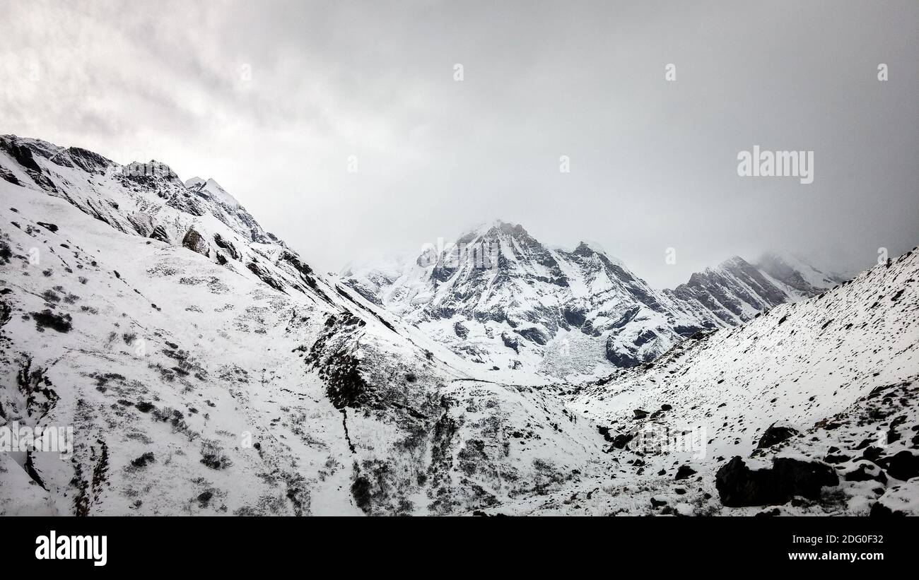 Le pic de l'Himalaya enveloppé dans des nuages. Le paysage que vous pouvez voir en trekking à Annapurna base Camp en hiver. Banque D'Images