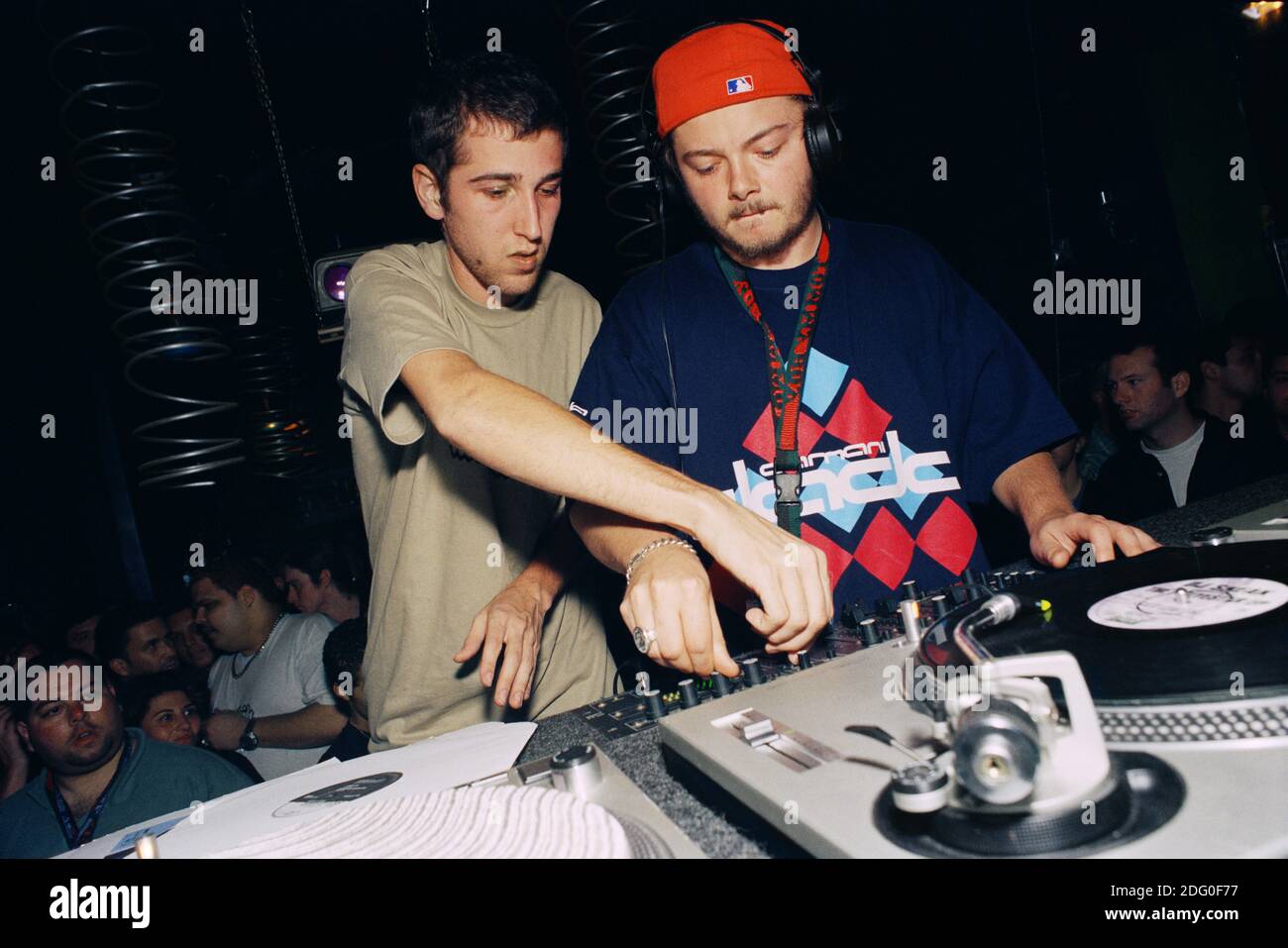 Thomas Bangalter (à gauche) et Guy-Manuel de Homem-Christo (à droite) de Daft Punk DJ’ing à la Conférence de musique d’hiver à Miami, en Floride. 16 mars 1999. Banque D'Images