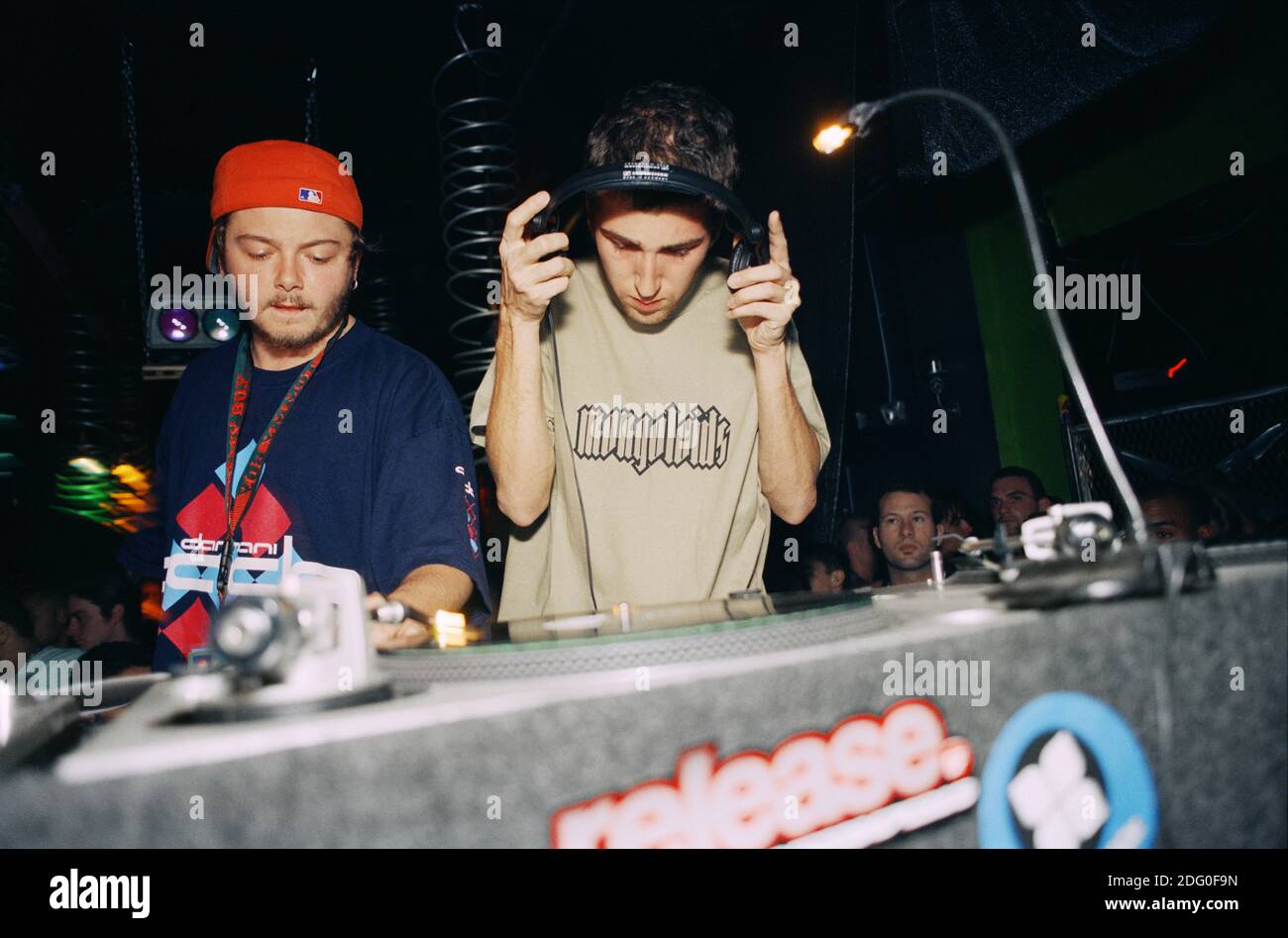 Thomas Bangalter Et Guy Manuel De Homem Christo Guy-Manuel de Homem-Christo (à gauche) et Thomas Bangalter (à droite) de  Daft Punk DJ'ing à la Conférence de musique d'hiver à Miami, en Floride. 16  mars 1999 Photo Stock - Alamy