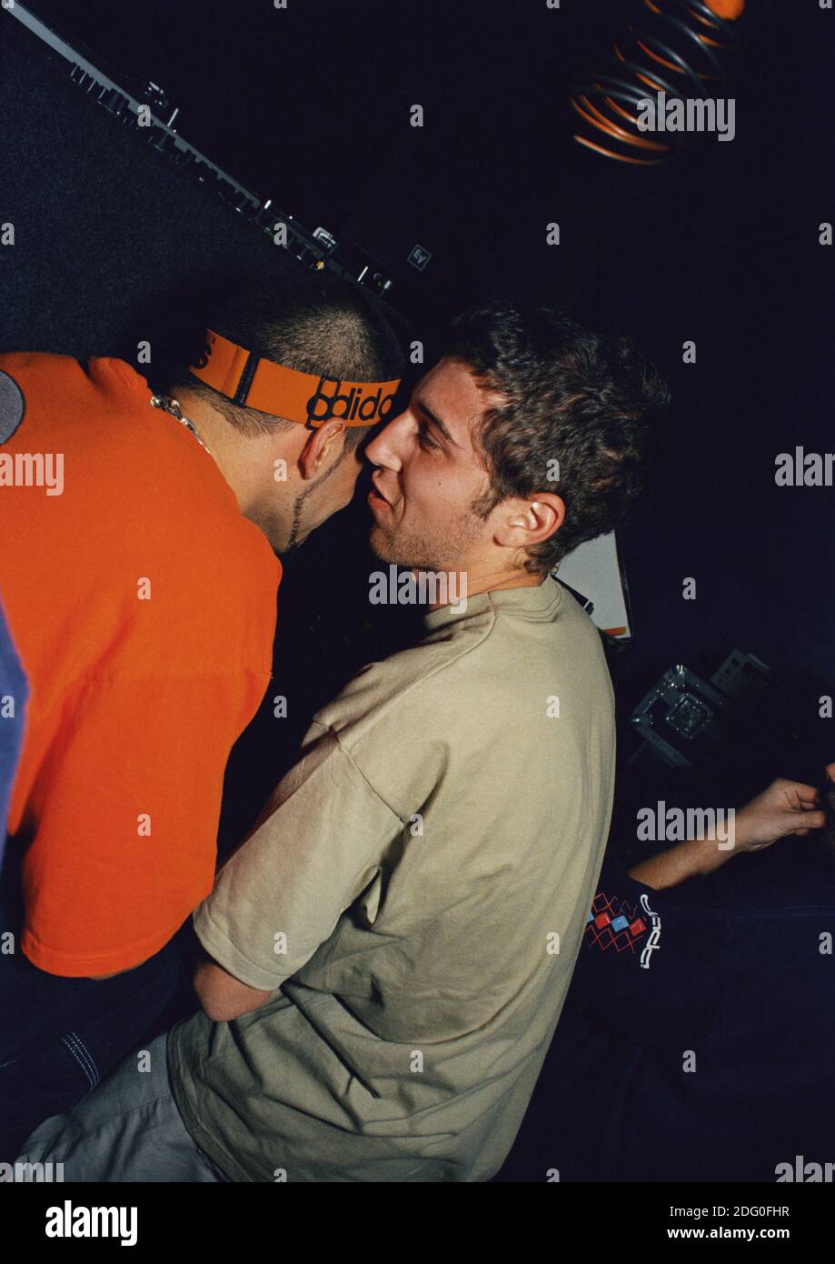Thomas Bangalter Et Guy Manuel De Homem Christo Thomas Bangalter (au centre) et Guy-Manuel de Homem-Christo (à droite) de  Daft Punk, avec Armand van Helden (à gauche) à la Conférence de musique  d'hiver à Miami, en Floride. 16 mars 1999