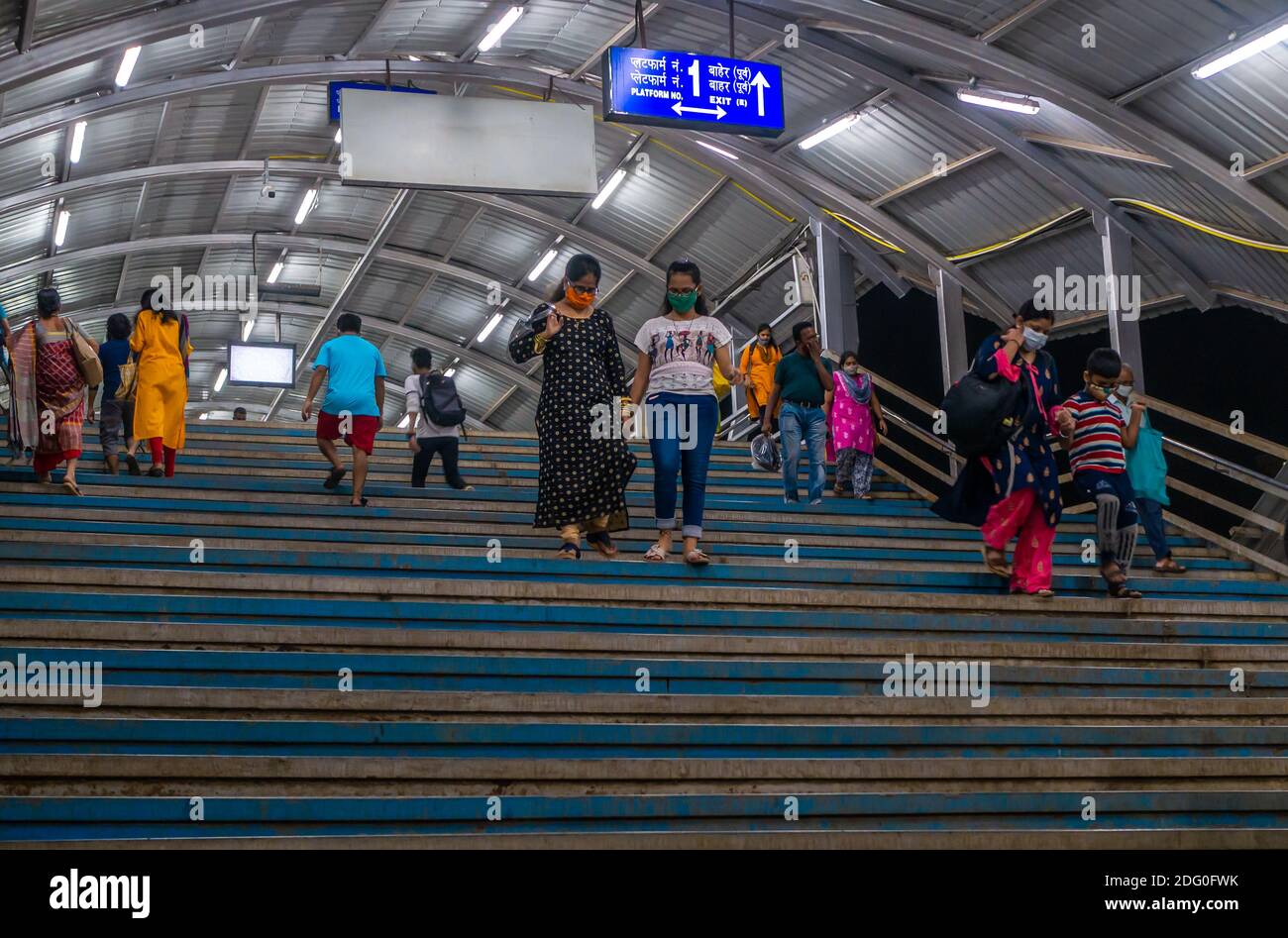 MUMBAI, INDE - 16 novembre 2020 : en raison de la situation de Covid-19, les gens portent un masque et marchent à la gare de Mumbai. Banque D'Images