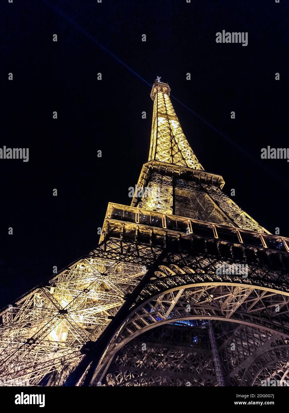 La nuit à la Tour Eiffel. Paris France nuit vue paysage de dessous de la Tour Eiffel en soirée Banque D'Images