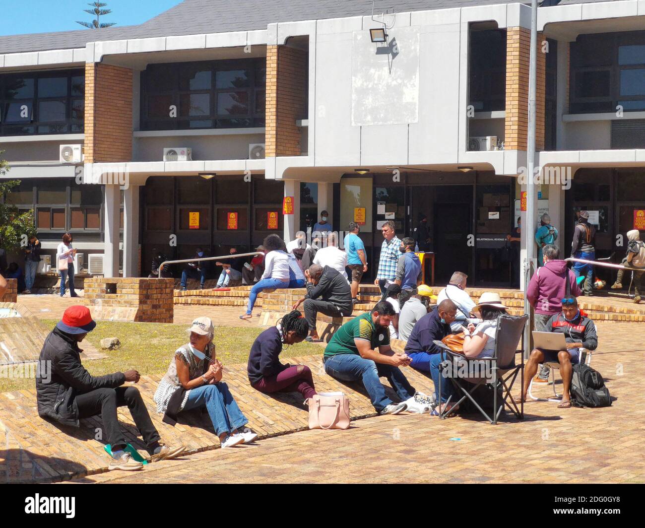 Afrique du Sud - le Cap - 21 octobre 2020 - les gens rechaintent devant les bureaux municipaux de Kraaifontein dans l'espoir de renouveler leur permis de conduire. De longues files d'attente à travers le Cap laissent de nombreux propriétaires de véhicules mécontents. Photo Henk Kruger/African News Agency (ANA) /RealTime Images/ABACAPRESS.COM Banque D'Images