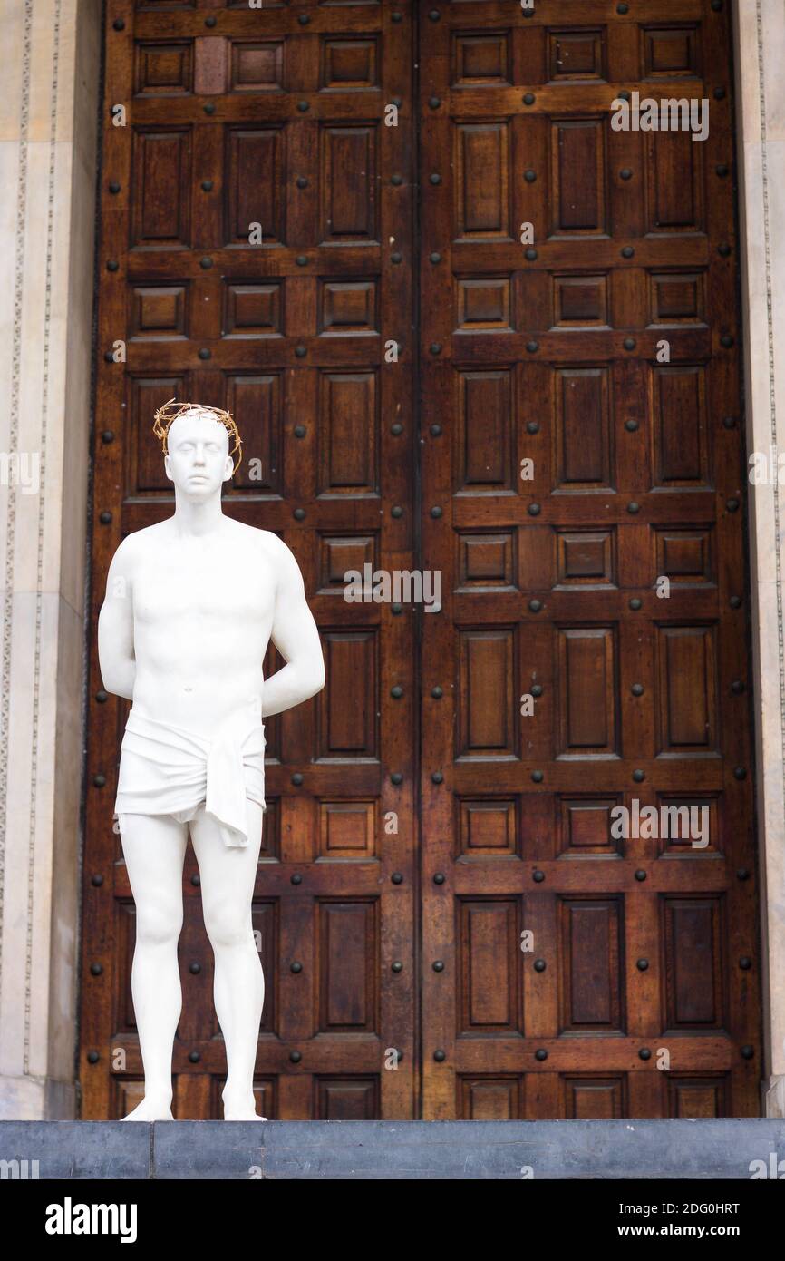 Londres, Royaume-Uni – le 01 mai 2017 : statue en longueur « Ecce Homo » de l’artiste Mark Wallinger sur les marches de la cathédrale Saint-Paul. Banque D'Images