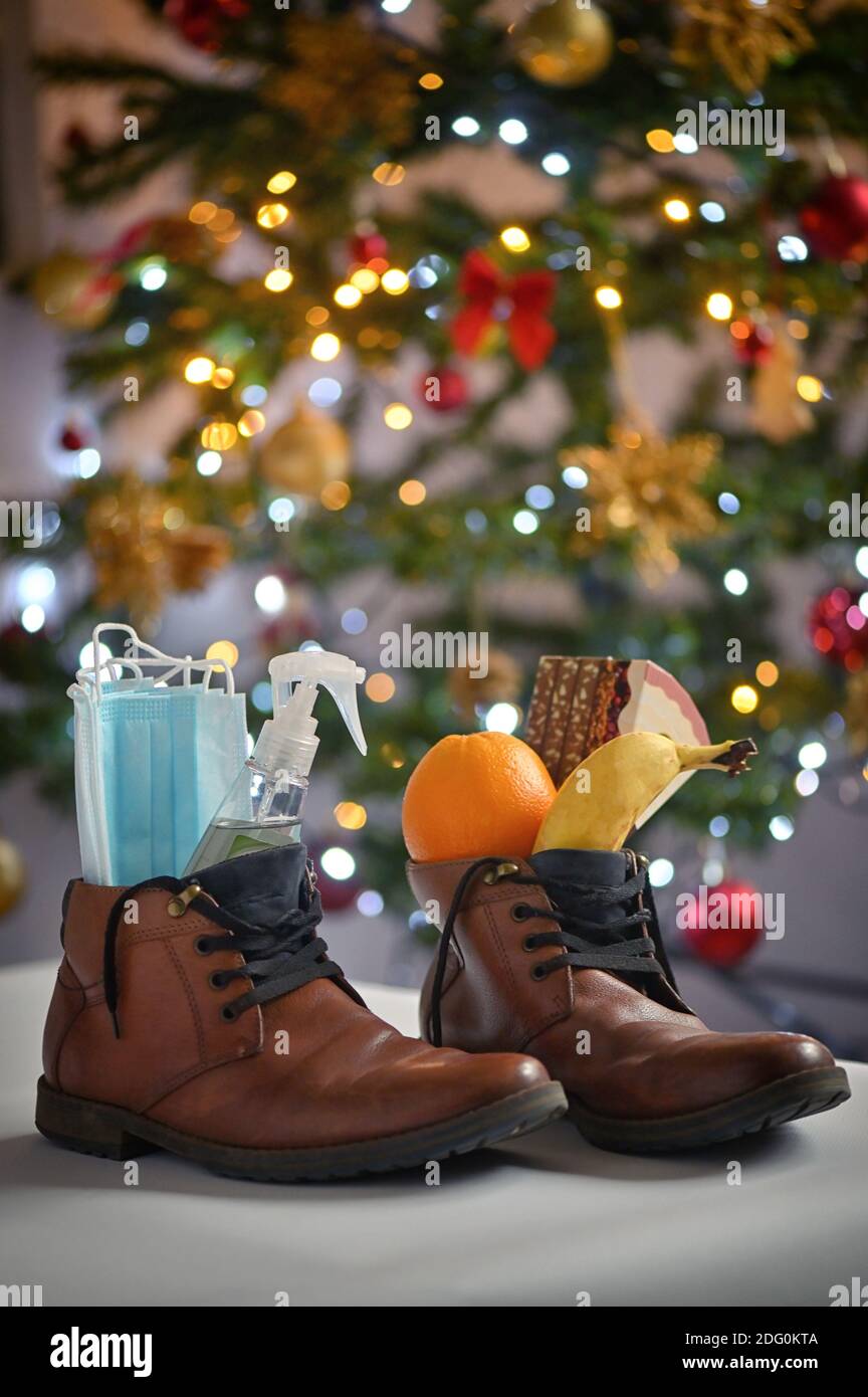 2020 cadeaux de Noël pour les chaussures St Nicholas Banque D'Images