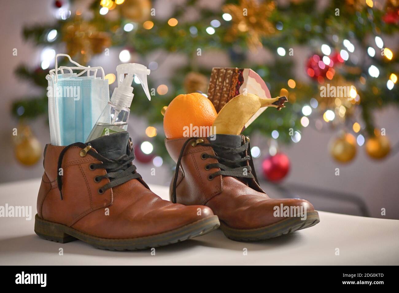 2020 cadeaux de Noël pour les chaussures St Nicholas Banque D'Images
