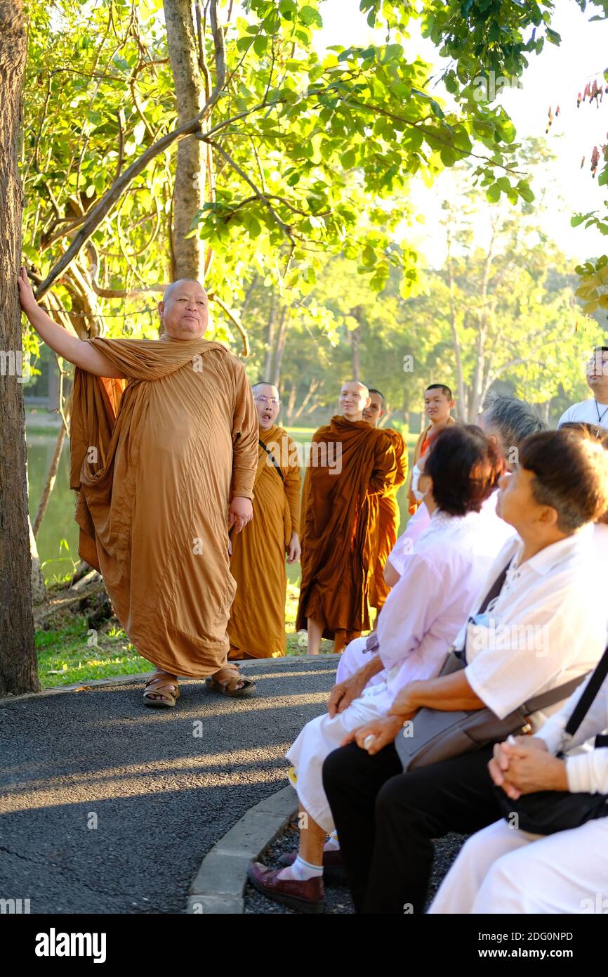 Chiang Mai, Thaïlande - 19 novembre 2020 : le moine bouddhiste enseigne le dhamma aux gens de l'université de Chiang Mai à Chiang Mai, Thaïlande, le 19 novembre 20 Banque D'Images