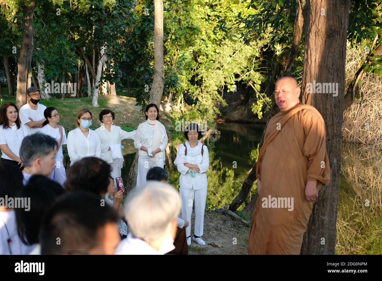 Chiang Mai, Thaïlande - 19 novembre 2020 : le moine bouddhiste enseigne le dhamma aux gens de l'université de Chiang Mai à Chiang Mai, Thaïlande, le 19 novembre 20 Banque D'Images