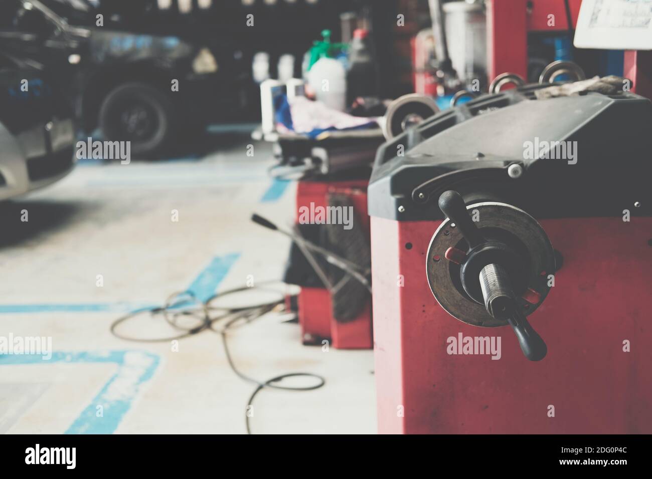 L'équilibrage des roues de voiture pour machine à pneu spining poids balance in auto repair shop garage Banque D'Images