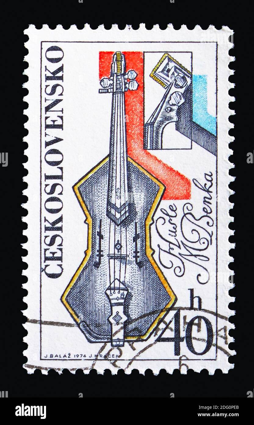 MOSCOU, RUSSIE - 18 AOÛT 2018 : un timbre imprimé en Tchécoslovaquie montre Violin, par Martin Benka, série d'instruments de musique, vers 1974 Banque D'Images