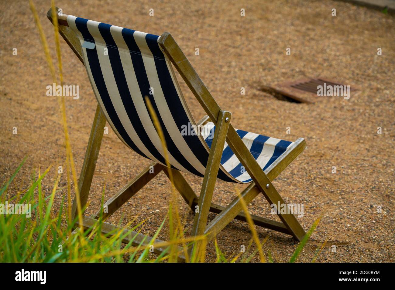 Chaise longue classique sur la plage au bord de la mer, vide sans personne. Banque D'Images