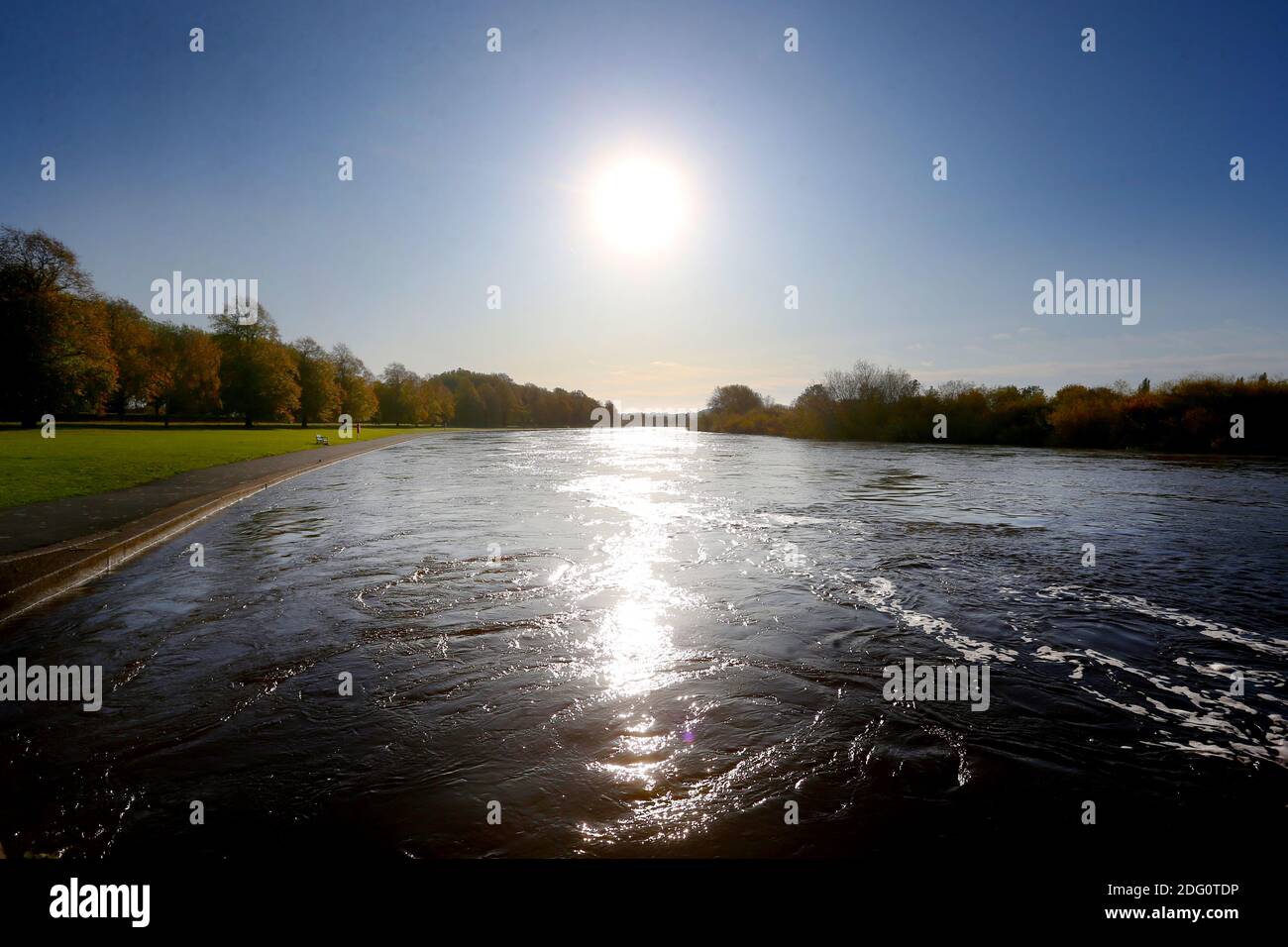 Une vue sur la rivière Trent à Nottingham, mardi 29 octobre 2019. La rivière Trent à Nottingham est élevée après une longue période de fortes pluies au cours des dernières semaines. Des avertissements d'inondation restent en place à la suite des récentes averses, au cours desquelles 29,2 mm de pluie sont tombés entre 6 heures du matin vendredi et 16 heures le samedi. Le niveau de la rivière à Clifton Bridge a atteint un sommet de 4.1 mètres mardi matin, qui est depuis tombé à environ 3.2 mètres. Le niveau le plus élevé jamais enregistré était de 5.39 mètres, atteint le matin du 8 novembre 2000. Banque D'Images