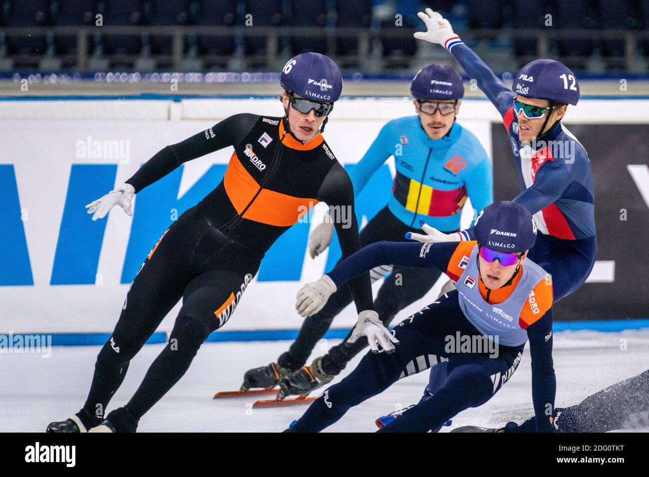 HEERENVEEN, PAYS-BAS - DÉCEMBRE 5 : Jens van t Wout, Stijn Desmet, Quentin Fercoq, Sven Roes pendant la coupe d'invitation 2020 de Shorttrack KNSB à Thial Banque D'Images