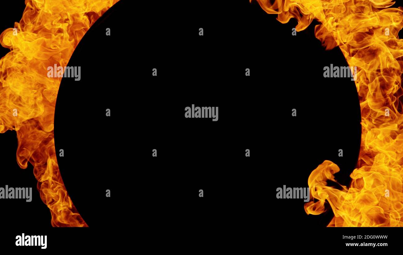 Anneau de feu isolé sur fond noir, forme de cercle abstraite avec espace libre pour le texte. Banque D'Images