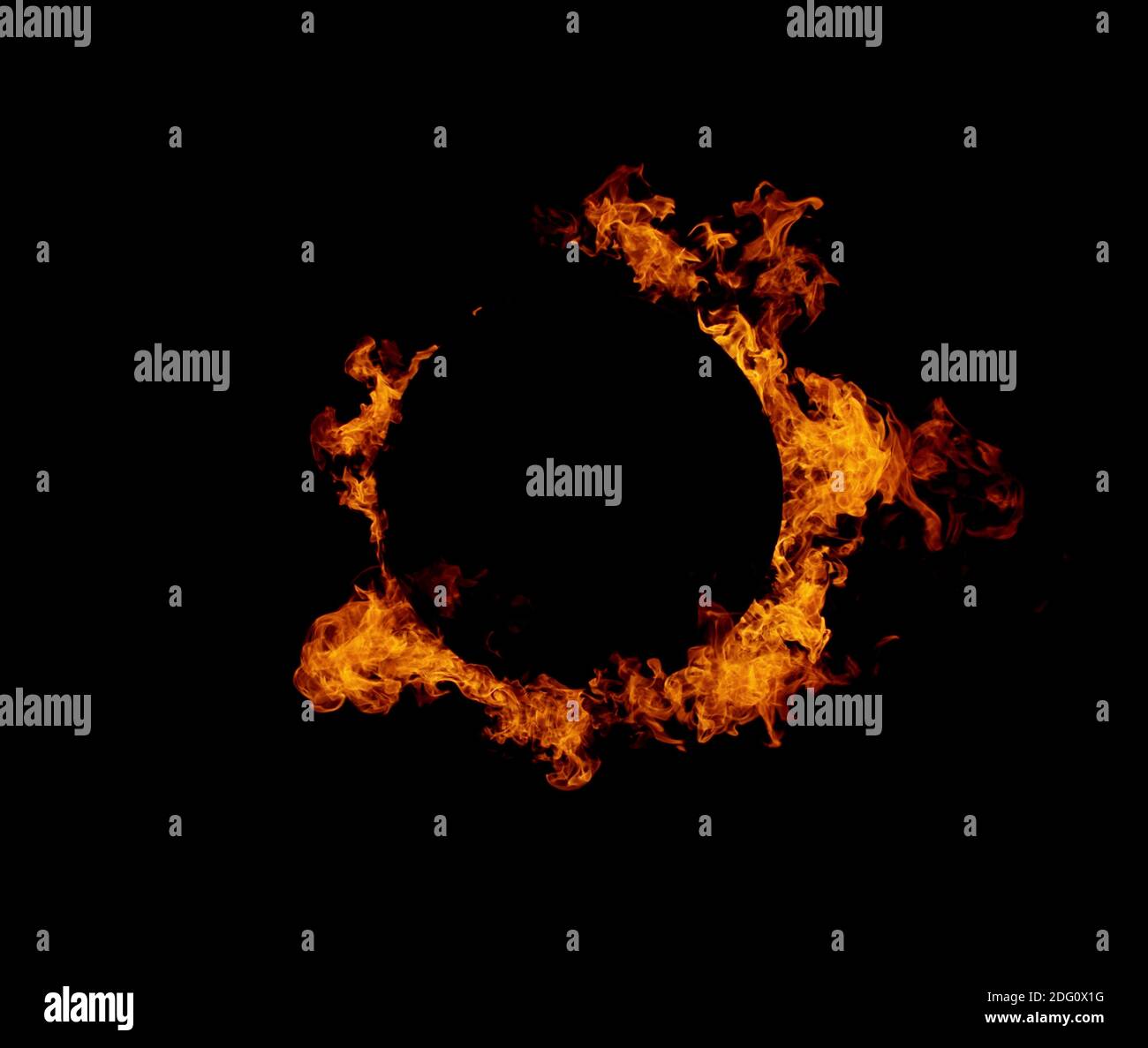 Anneau de feu isolé sur fond noir, forme de cercle abstraite avec espace libre pour le texte. Banque D'Images