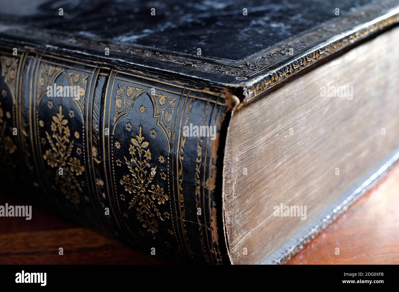 vieille bible anglaise avec une colonne vertébrale en relief et une couverture en cuir Banque D'Images