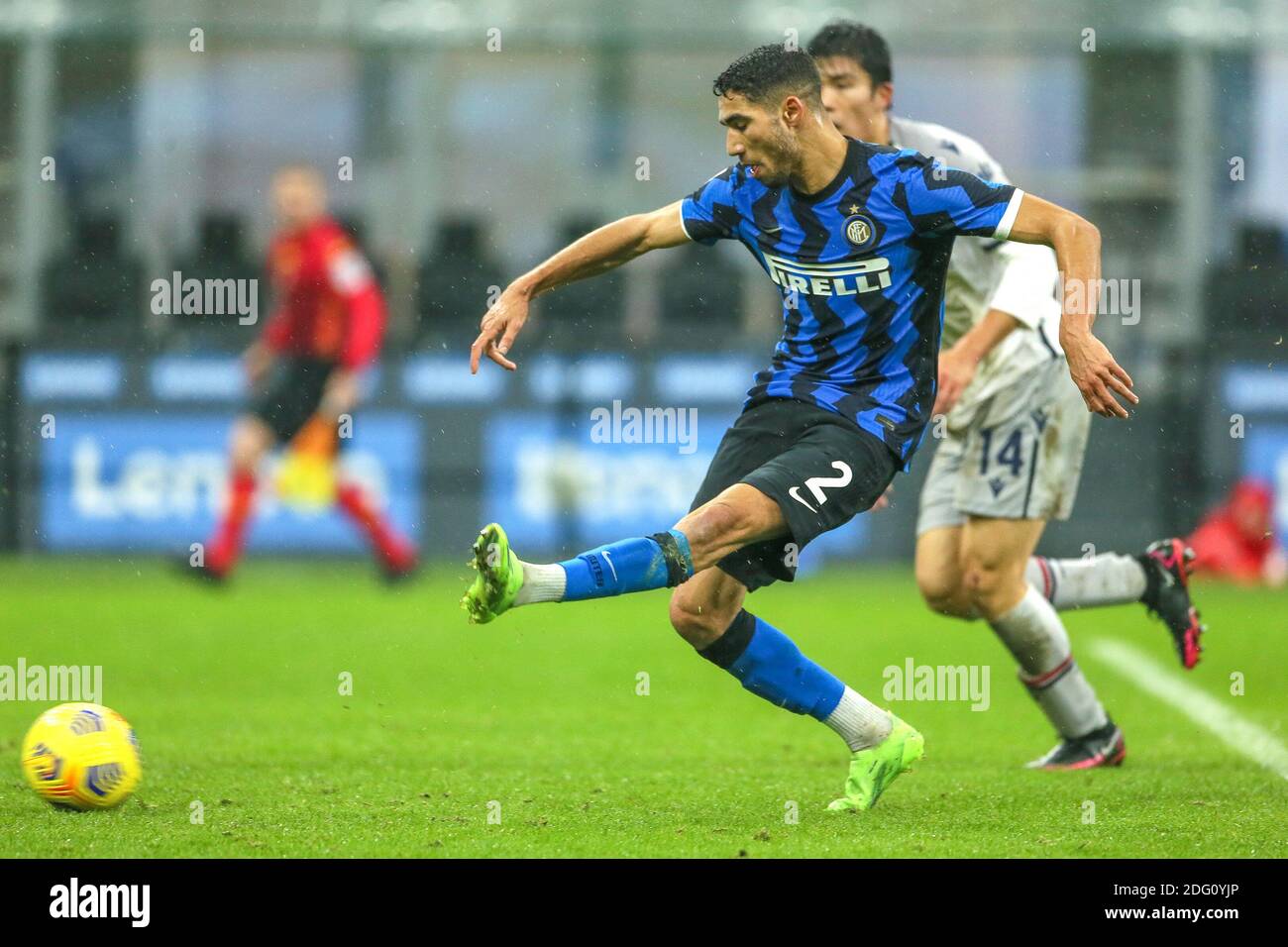 MILAN, ITALIE - DÉCEMBRE 5 : Achraf Hakimi de l'Inter Milan, Takehiro Tomiyasu de Bologne pendant la série UN match entre l'Inter Milan et Bologne à Stad Banque D'Images