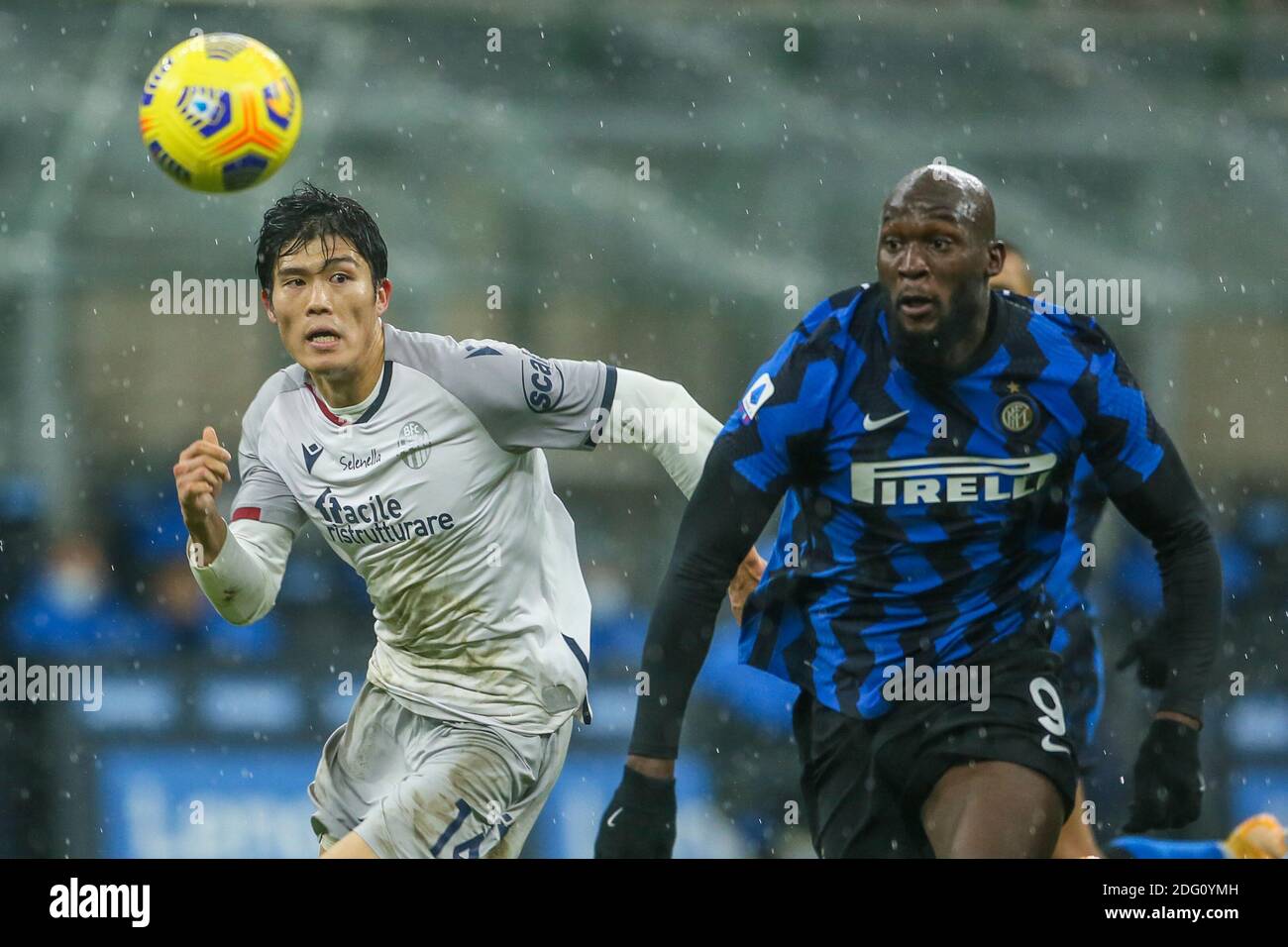 MILAN, ITALIE - DÉCEMBRE 5 : Takehiro Tomiyasu de Bologne, Romelu Lukaku de l'Inter Milan pendant la série UN match entre l'Inter Milan et Bologne à Stad Banque D'Images