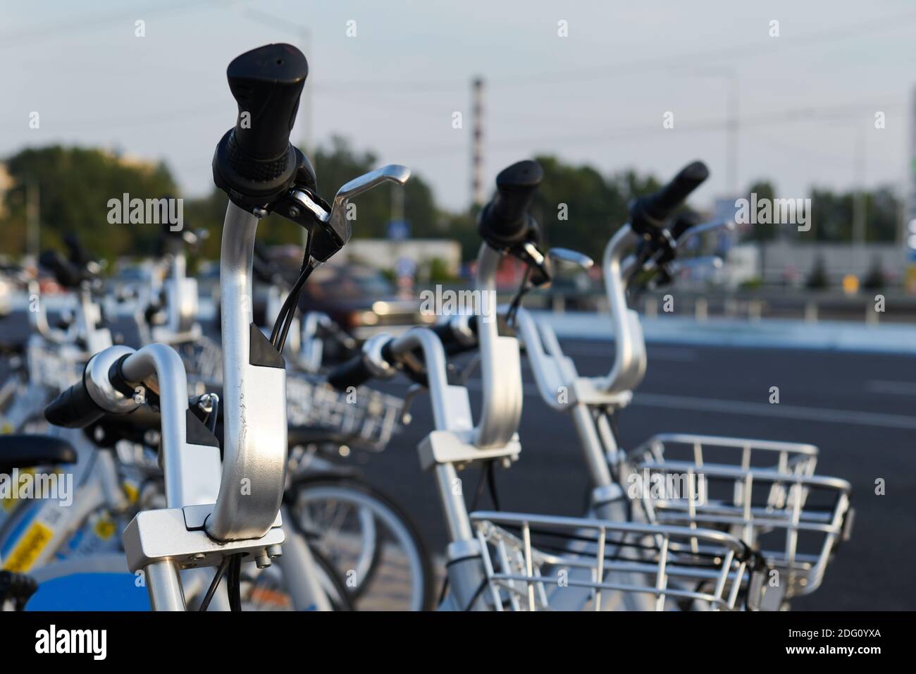 Location de vélos. Beaucoup de vélos au parking. Guidon de gros plan. Transport urbain moderne. Banque D'Images