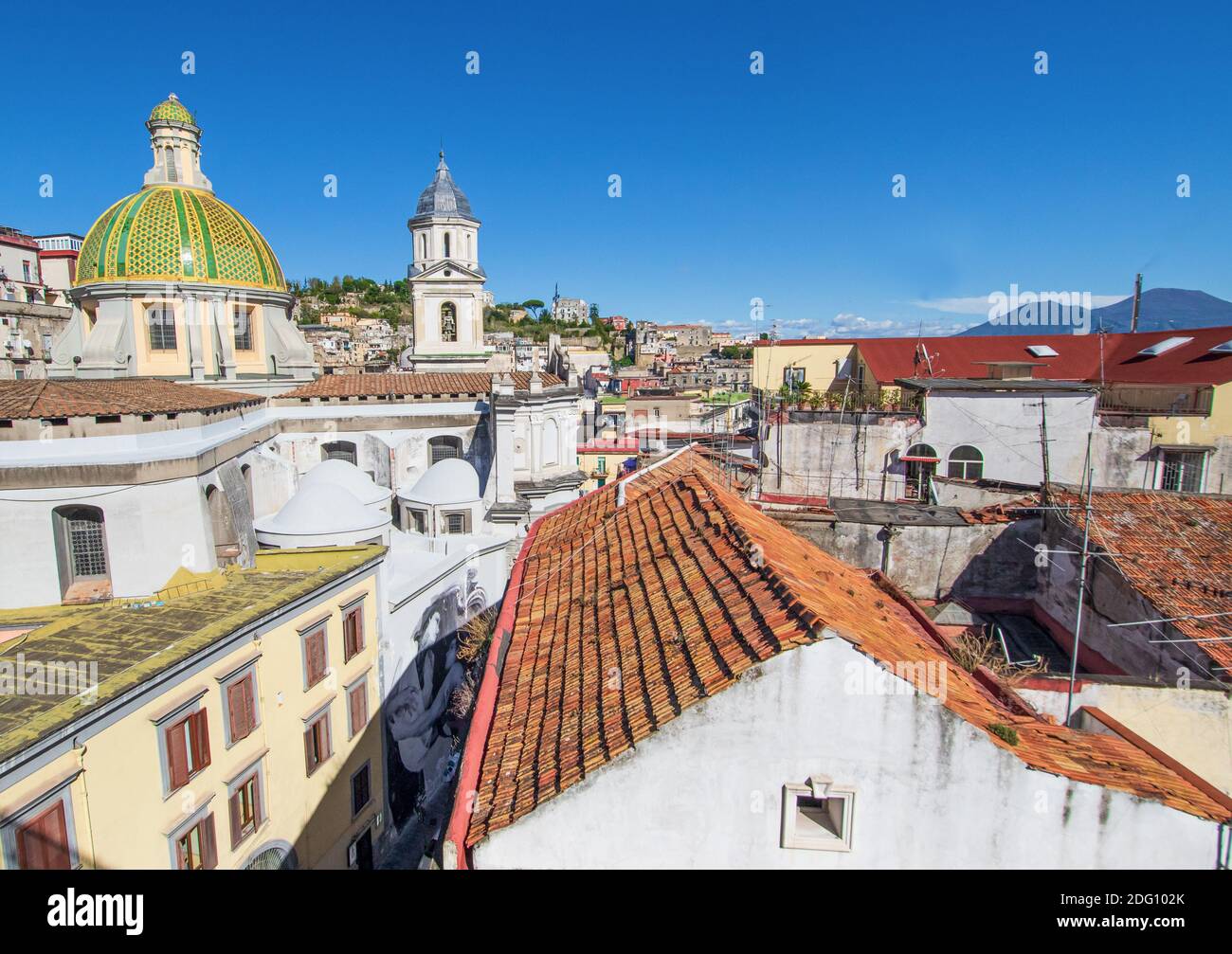 Située au-dessus des catacombes de San Gaudioso, l'église de Santa Maria della Sanità est très reconnaissable pour son dôme vert Banque D'Images