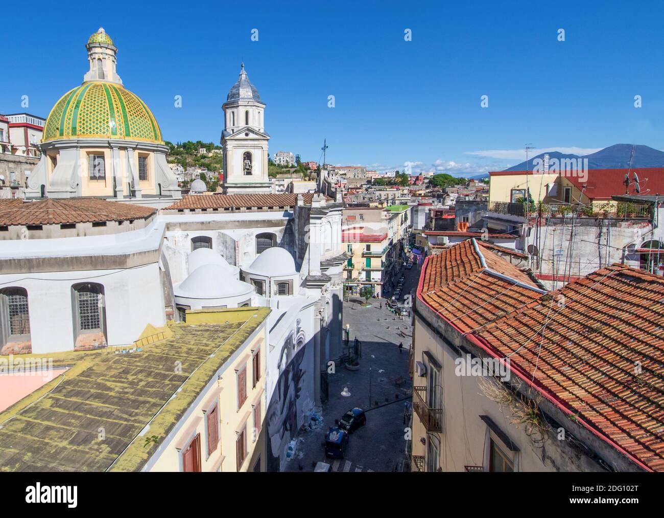 Située au-dessus des catacombes de San Gaudioso, l'église de Santa Maria della Sanità est très reconnaissable pour son dôme vert Banque D'Images