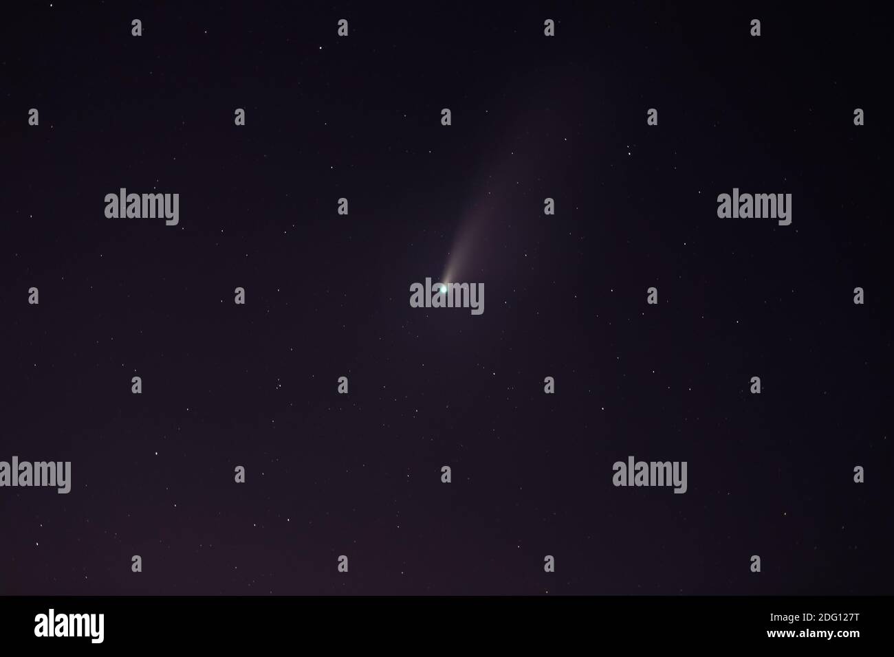 Comet NEOWISE ou C/2020 F3 (NEOWISE) avec nuage dans le ciel nocturne. Banque D'Images