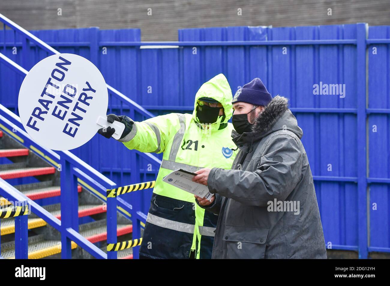 Les fans sont présentés à leurs sièges lors de leur premier match de retour pour le Sky Bet EFL League One match entre Portsmouth et Peterborough United à Fratton Park , Portsmouth , Royaume-Uni - 5 décembre 2020 - usage éditorial uniquement. Pas de merchandising. Pour les images de football, les restrictions FA et Premier League s'appliquent inc. Aucune utilisation Internet/mobile sans licence FAPL - pour plus de détails, contactez football Dataco Banque D'Images
