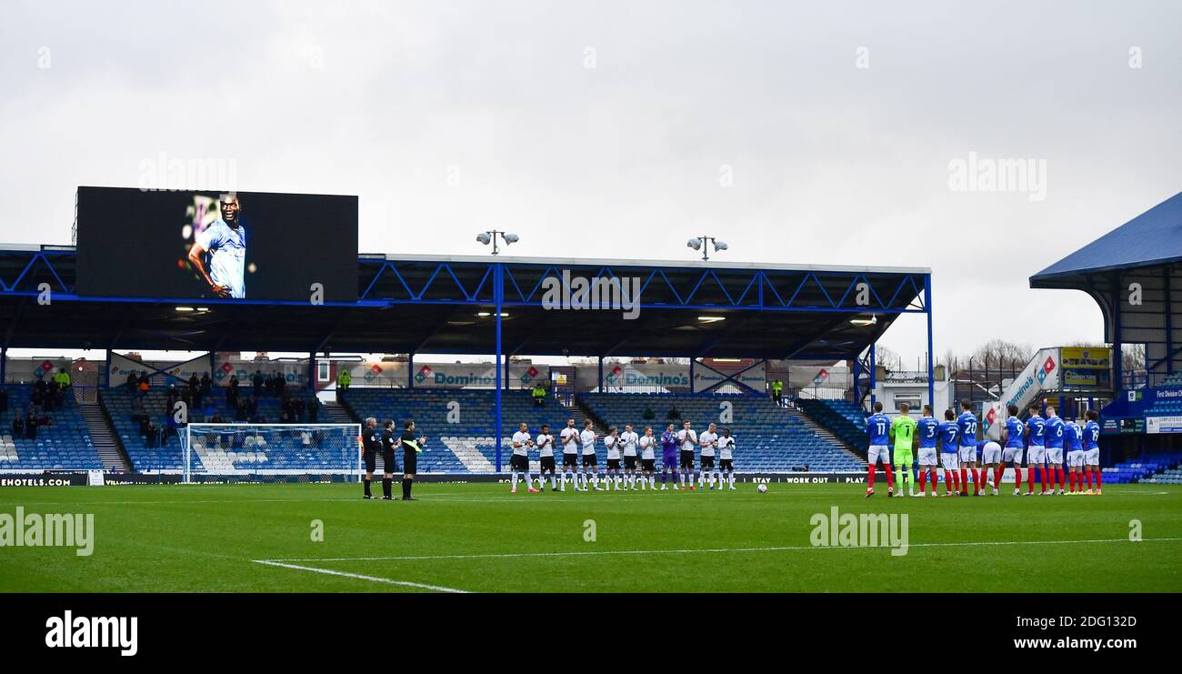 Applaudissements et respect payés pour l'ancien joueur de Portsmouth Papa Bouba Diop qui est décédé cette semaine pendant le Sky Bet EFL League One match entre Portsmouth et Peterborough United à Fratton Park , Portsmouth , Royaume-Uni - 5 décembre 2020 - usage éditorial seulement. Pas de merchandising. Pour les images de football, les restrictions FA et Premier League s'appliquent inc. Aucune utilisation Internet/mobile sans licence FAPL - pour plus de détails, contactez football Dataco Banque D'Images