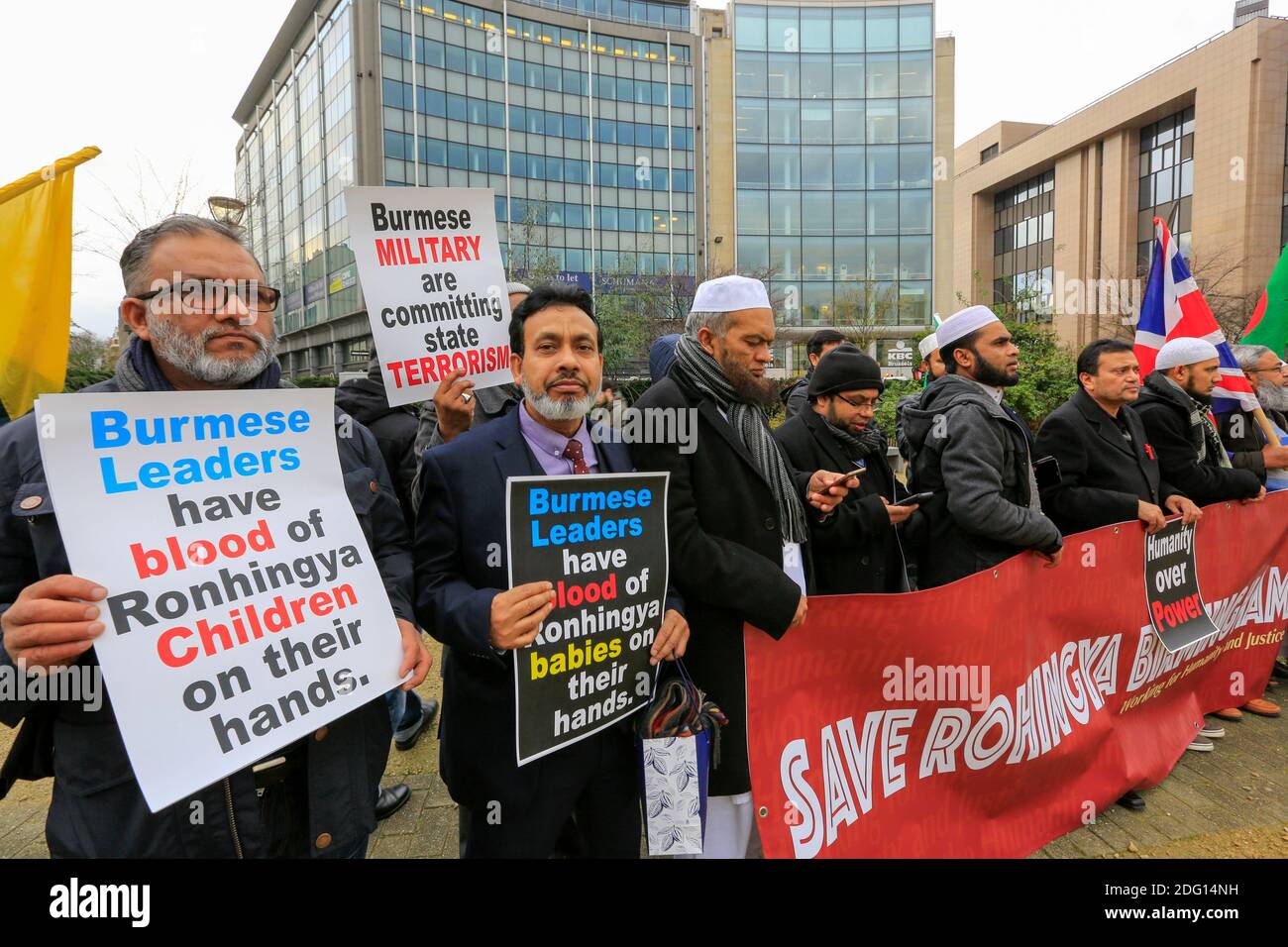 Bangladeshis à partir de pays européens manifestent devant le siège de l'Union européenne à Bruxelles, appelant à mettre fin au génocide d'Rohingy Banque D'Images