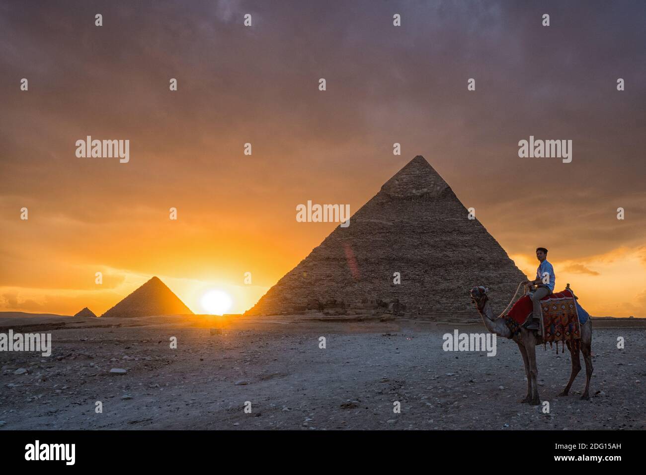 Coucher de soleil derrière les Pyramides Banque D'Images