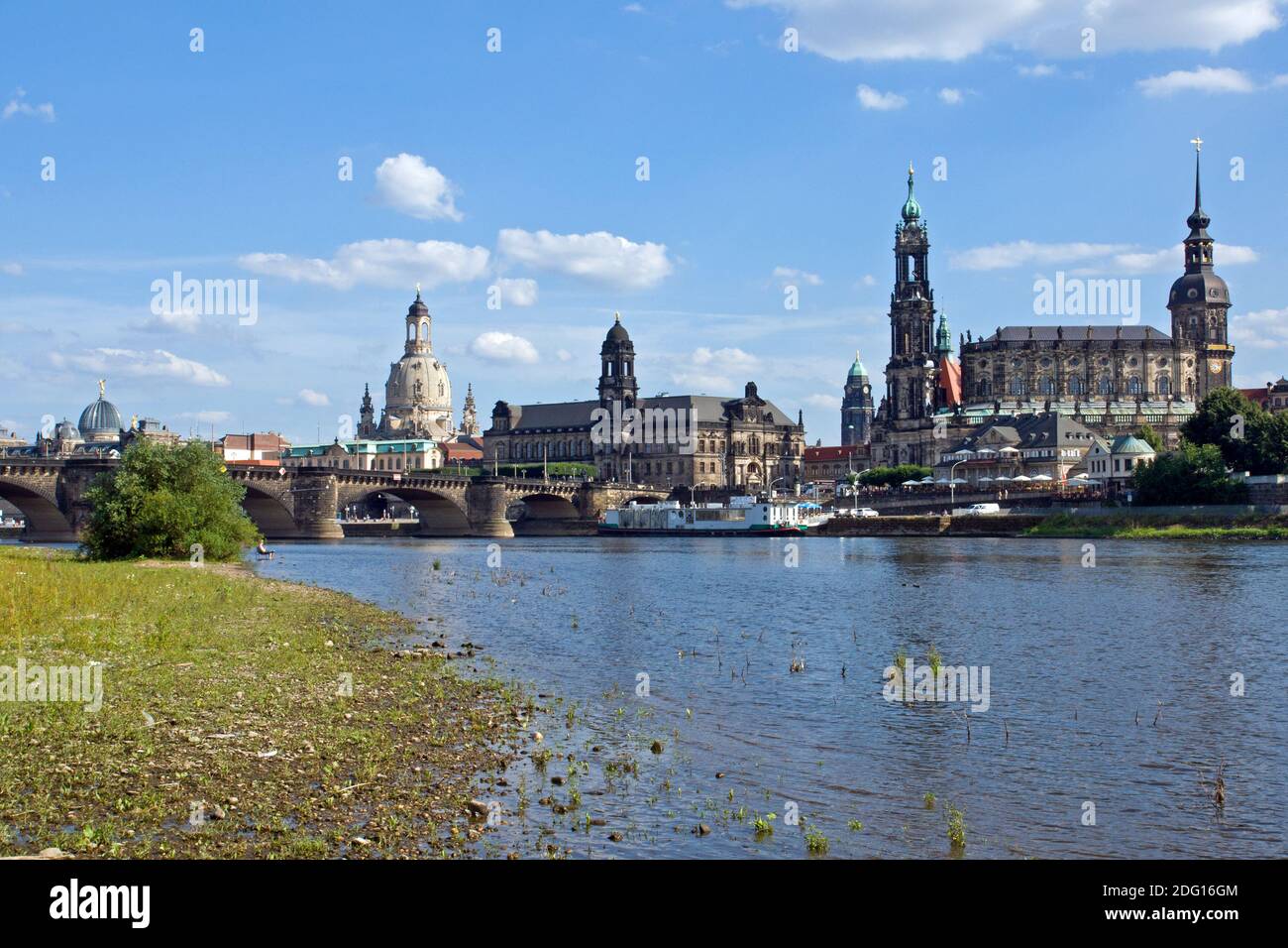 Vue sur Dresde depuis la rive de l'Elbe Banque D'Images
