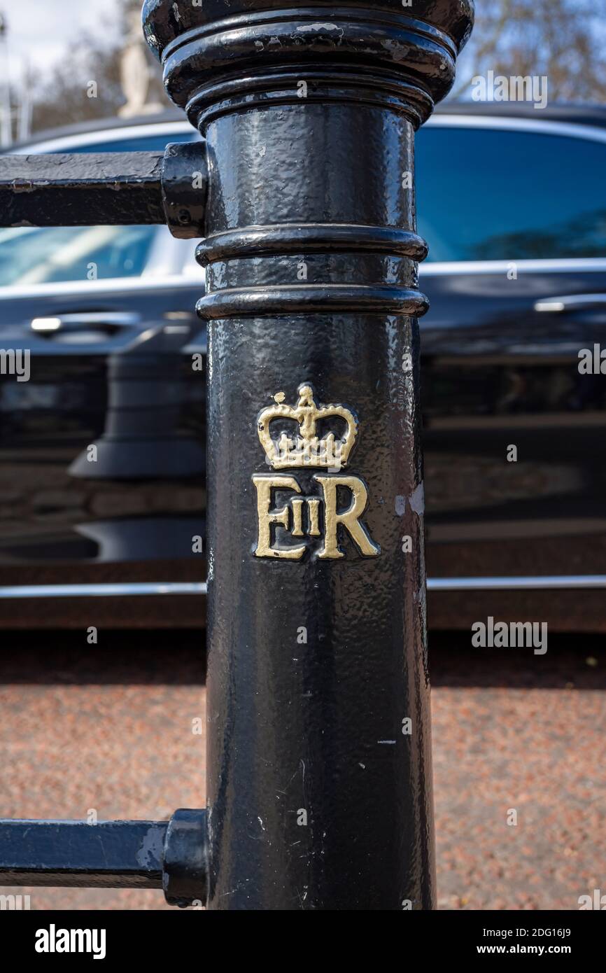 Er représente la fiction juridique de la Couronne de la reine Elizabeth II Gravé sur une clôture métallique près du palais de Buckingham. Donc EIIR signifie 'Elizabeth II Banque D'Images