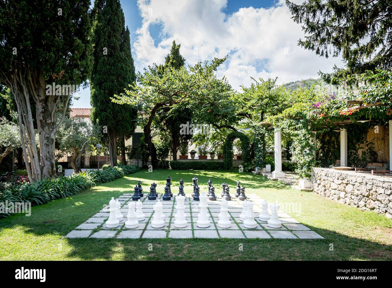 Le magnifique jardin de la Villa Eva dans la ville de Ravello Italie. Un lieu de mariage renommé et une villa privée. Jeu d'échecs géant. Banque D'Images