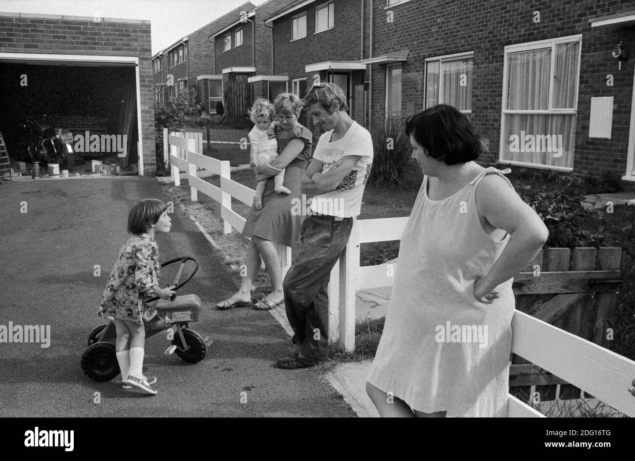 1970s familles britanniques, bavardant, à l'extérieur de leurs foyers, se faire des amis, apprendre à se connaître, 1977 nouveaux logements développement Angleterre. Milton Keynes Buckinghamshire HOMER SYKES Banque D'Images