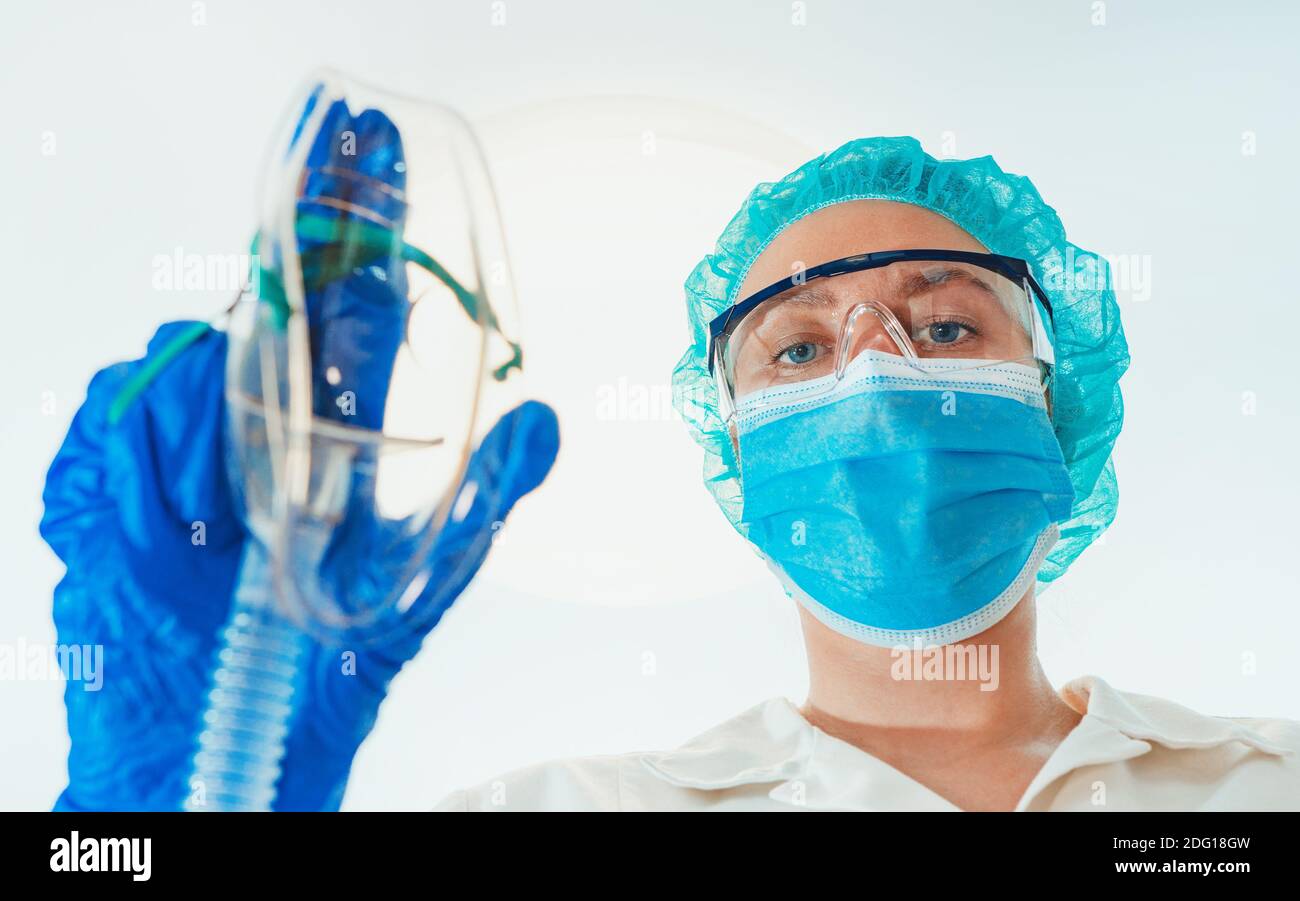 Anesthésiologiste féminine donnant un masque au patient. Banque D'Images
