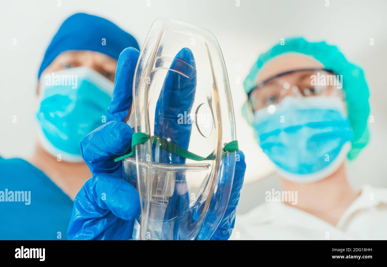 Travailleurs médicaux donnant le masque au patient. Banque D'Images