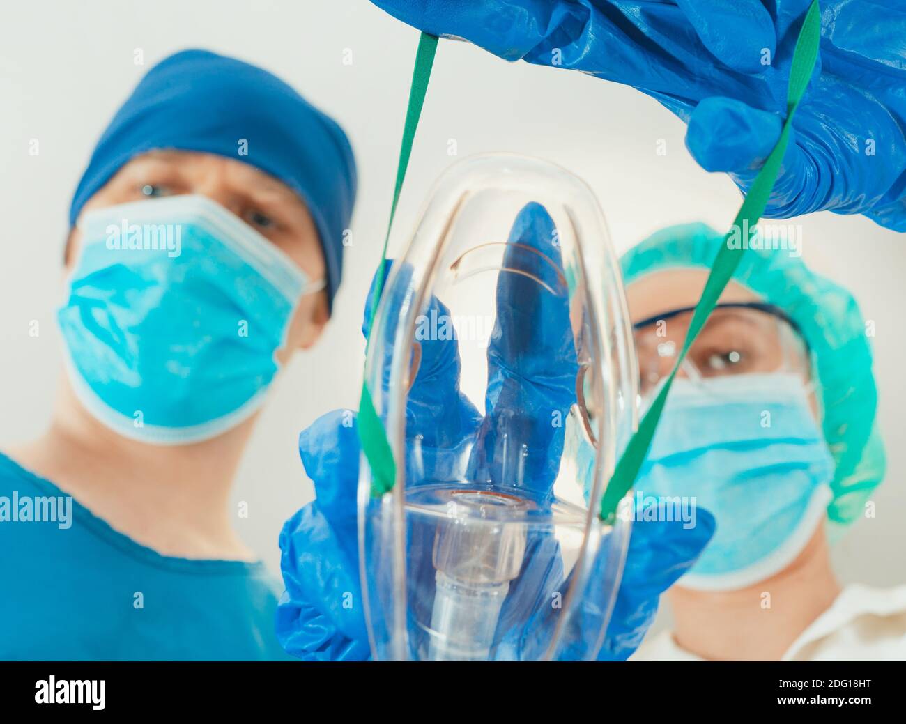 Travailleurs médicaux donnant le masque au patient. Banque D'Images