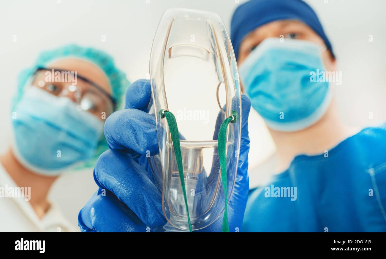 Travailleurs médicaux donnant le masque au patient. Banque D'Images